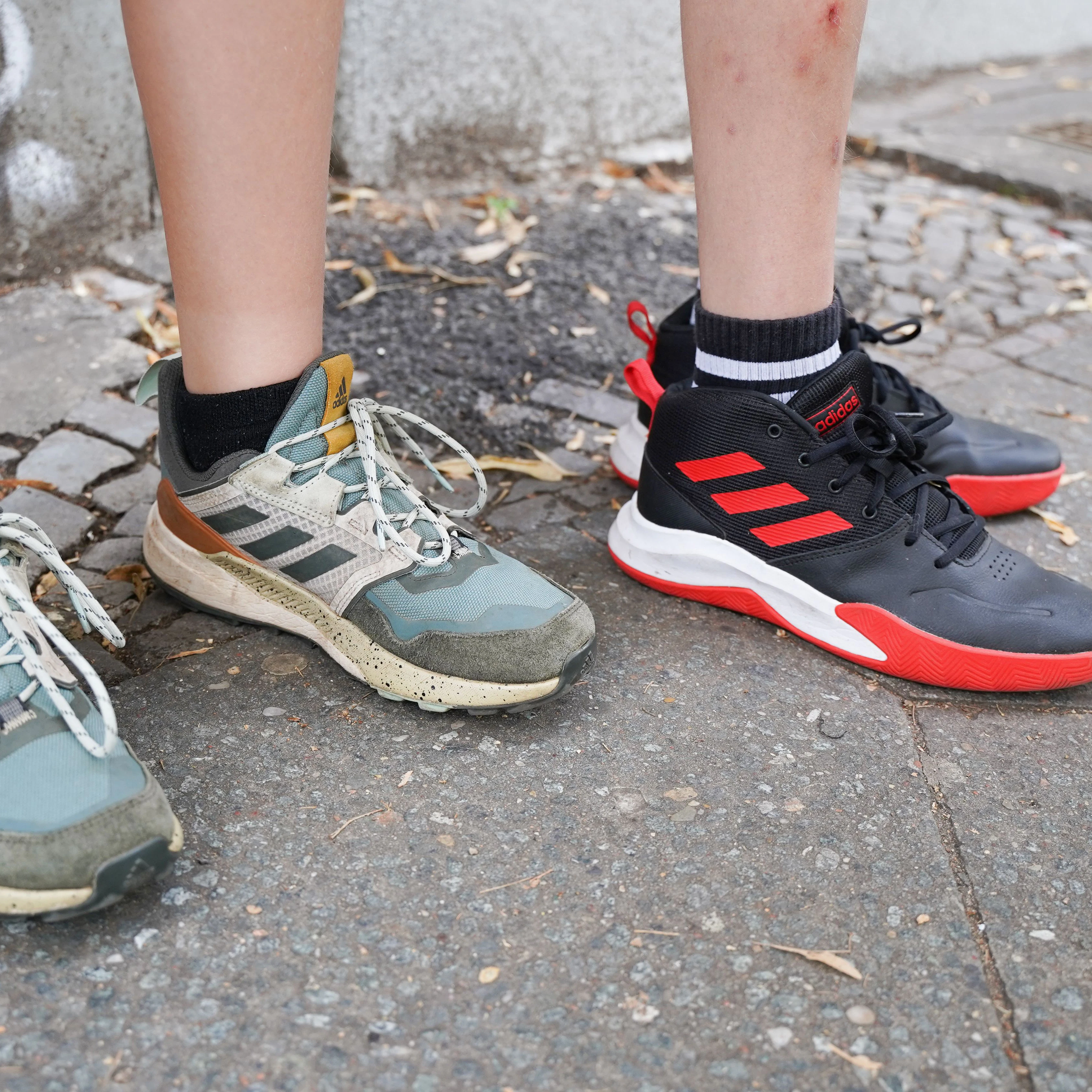An den Füßen von Anton und Nico: Adidas, samt aufgeschrammtem Schienbein, wie es sich in jungen Jahren gehört.