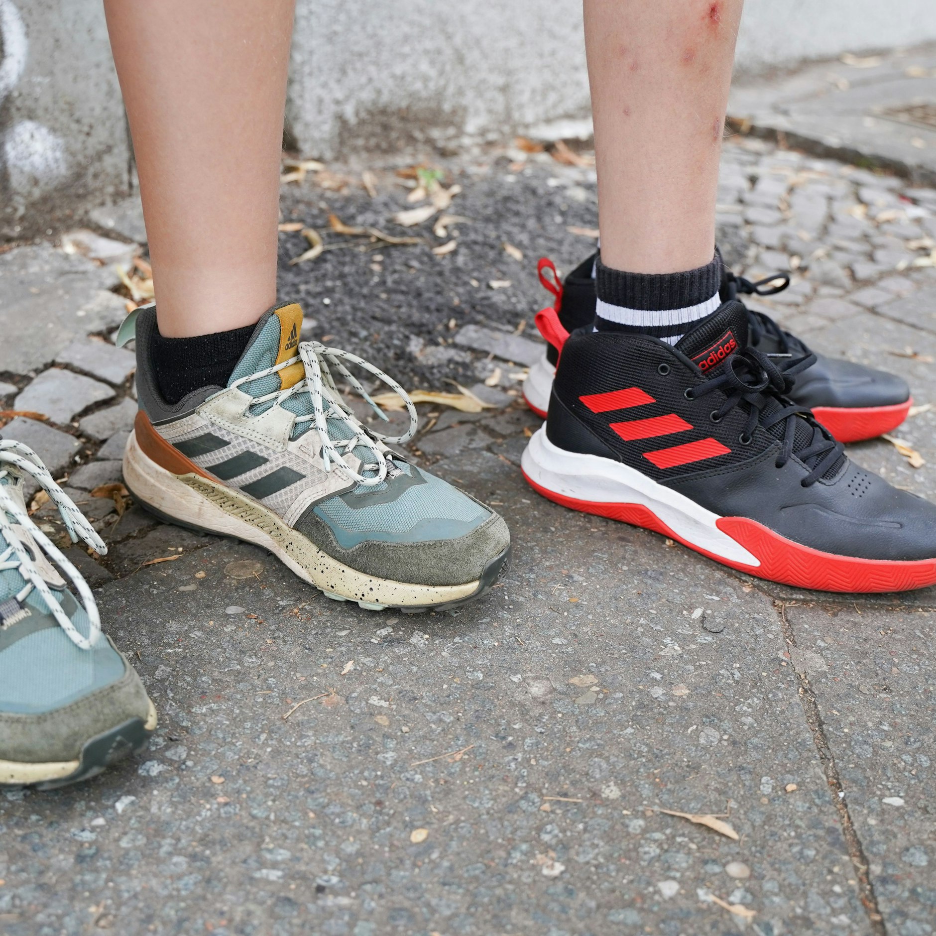 An den Füßen von Anton und Nico: Adidas, samt aufgeschrammtem Schienbein, wie es sich in jungen Jahren gehört.