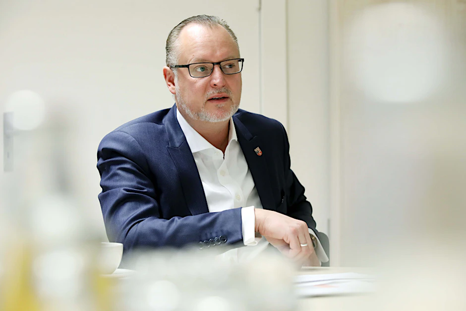 Neuköllns stellvertretender Bürgermeister, Falko Liecke (CDU), äußert Kritik an den Bürgerämtern (Archivbild).