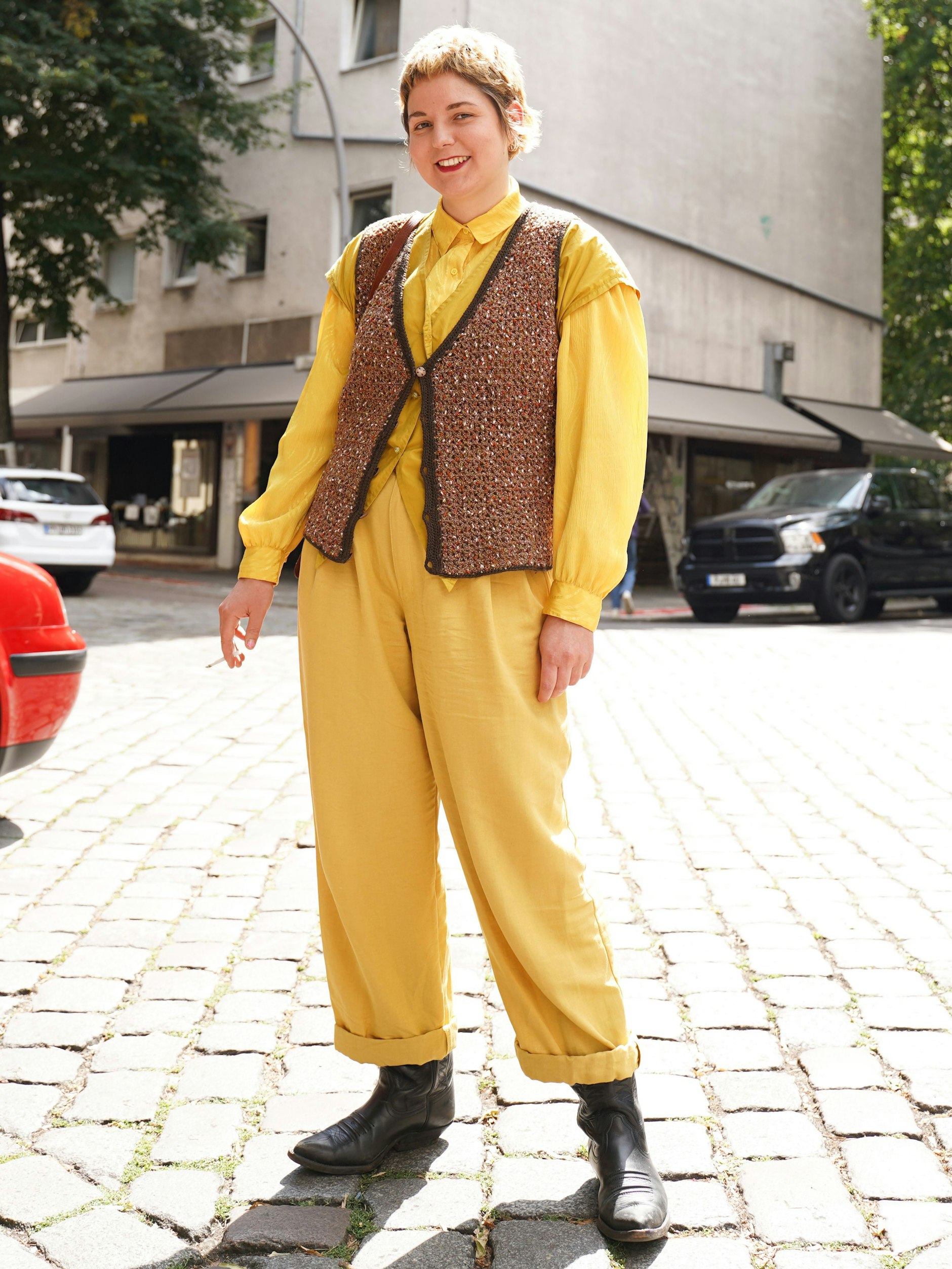 Einen außergewöhnlichen Beruf hat Kristina, die aus Braunschweig zu Besuch ist: Sie ist Transformationsdesignerin und nennt sich selbst auch Utopistin. Mit Vorliebe mischt sie unterschiedliche Materialien zusammen, so wie an diesem Tag eine leichte Bluse und eine Häkelweste.