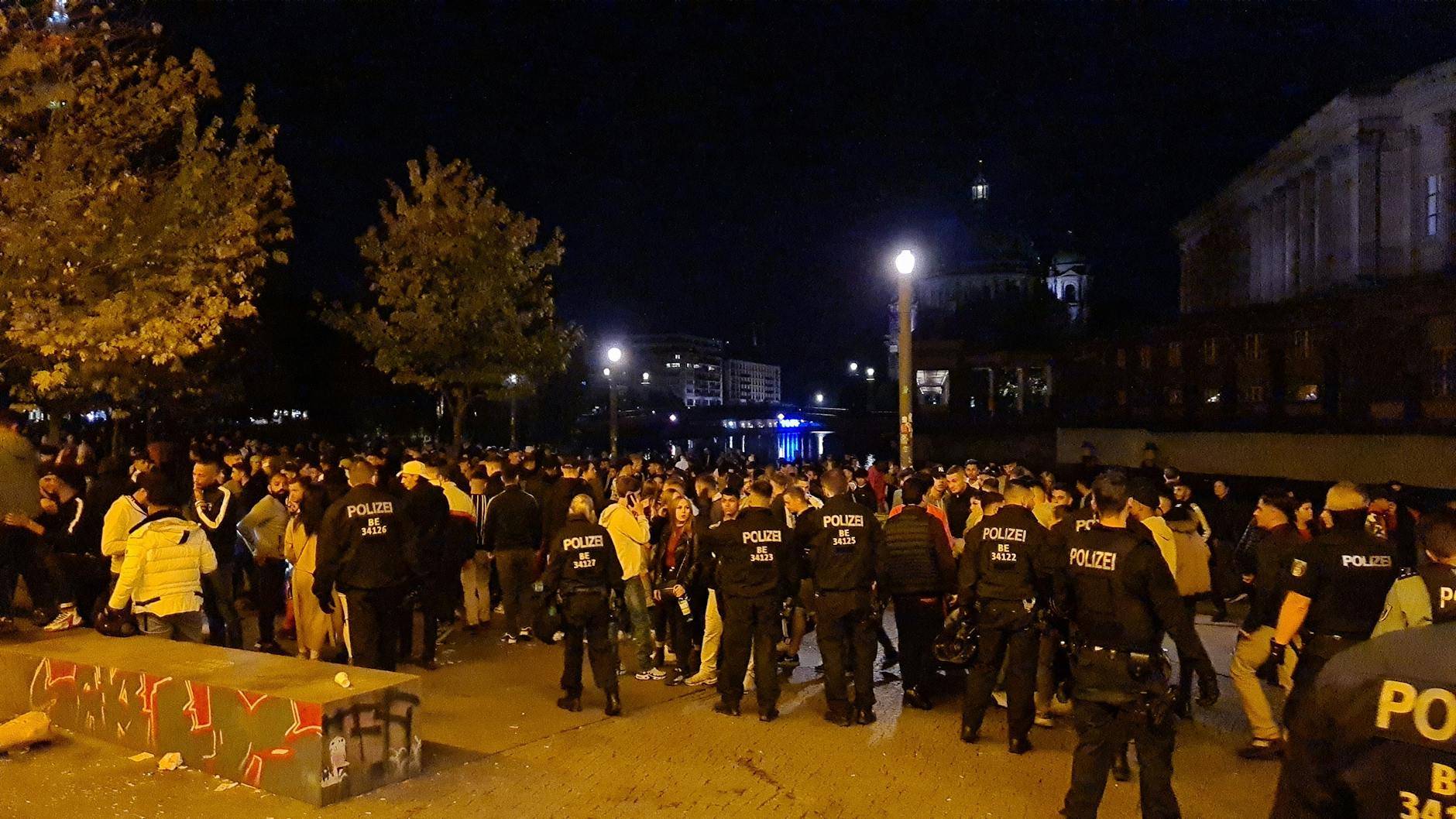 Im James-Simon-Park wird viel gefeiert: Verstöße gegen die Corona-Maßnahmen führten immer wieder zu Polizeieinsätzen (Archivbild).