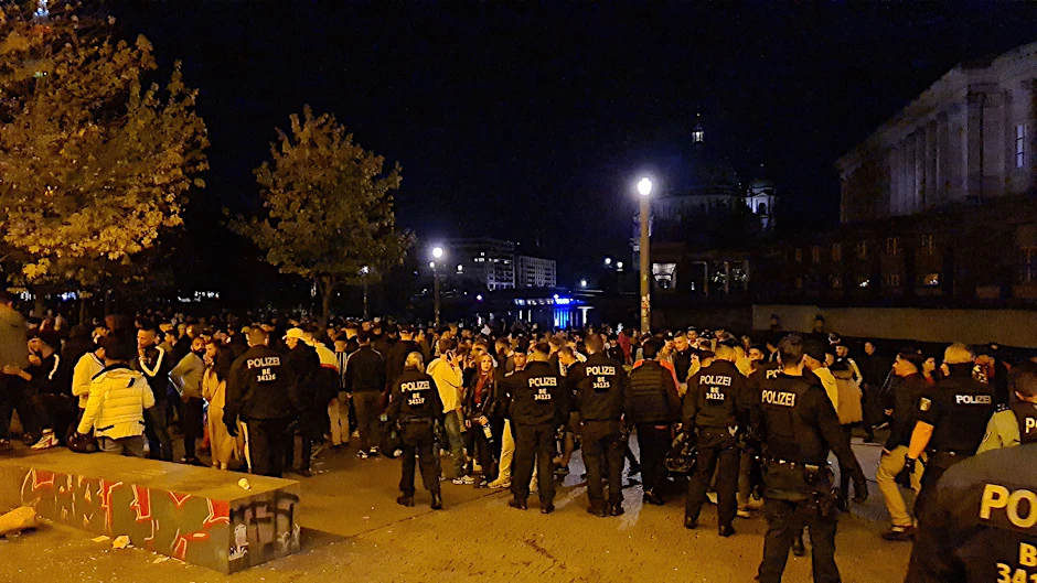 Im James-Simon-Park wird viel gefeiert: Verstöße gegen die Corona-Maßnahmen führten immer wieder zu Polizeieinsätzen (Archivbild).