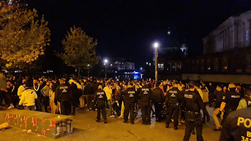 Bezirk verbietet Aufenthalt im James-Simon-Park ab 20 Uhr