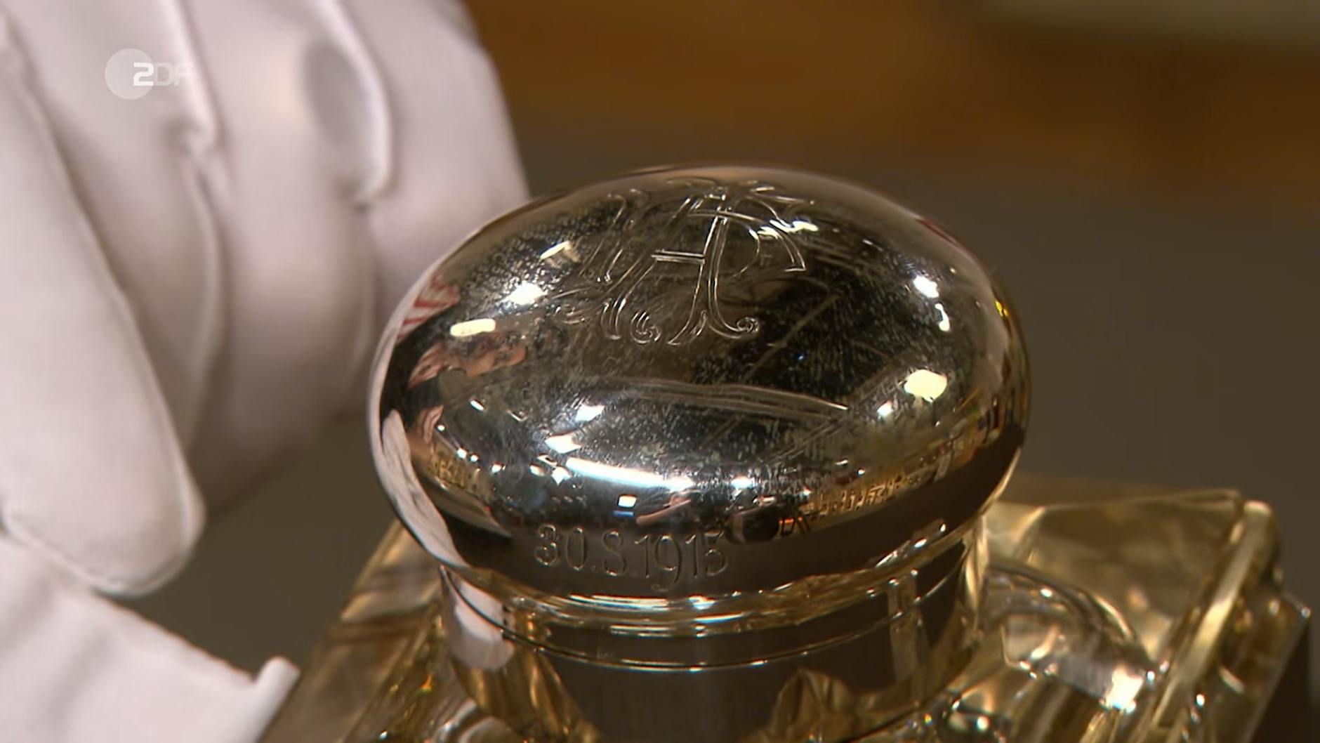 Auf dem Deckel des Fasses, das bei „Bares für Rares“ verkauft wurde, ist eine besondere Gravur zu sehen.