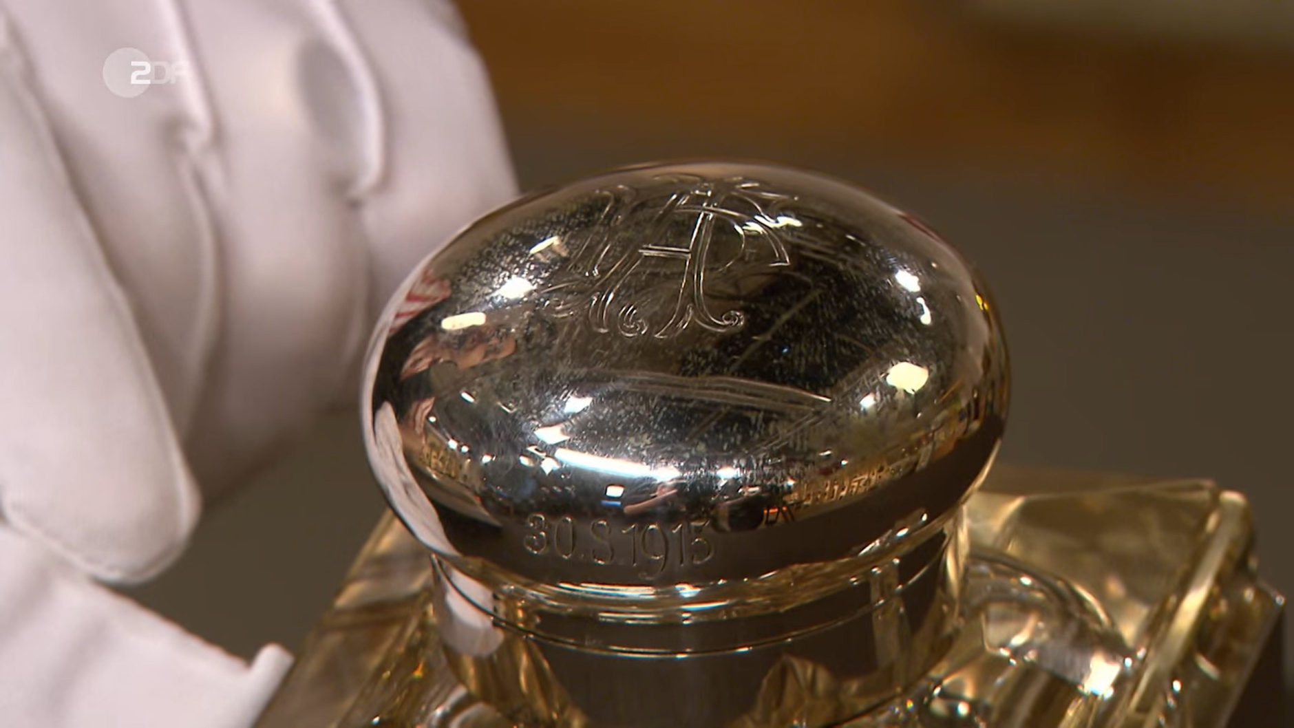 Auf dem Deckel des Fasses, das bei „Bares für Rares“ verkauft wurde, ist eine besondere Gravur zu sehen.