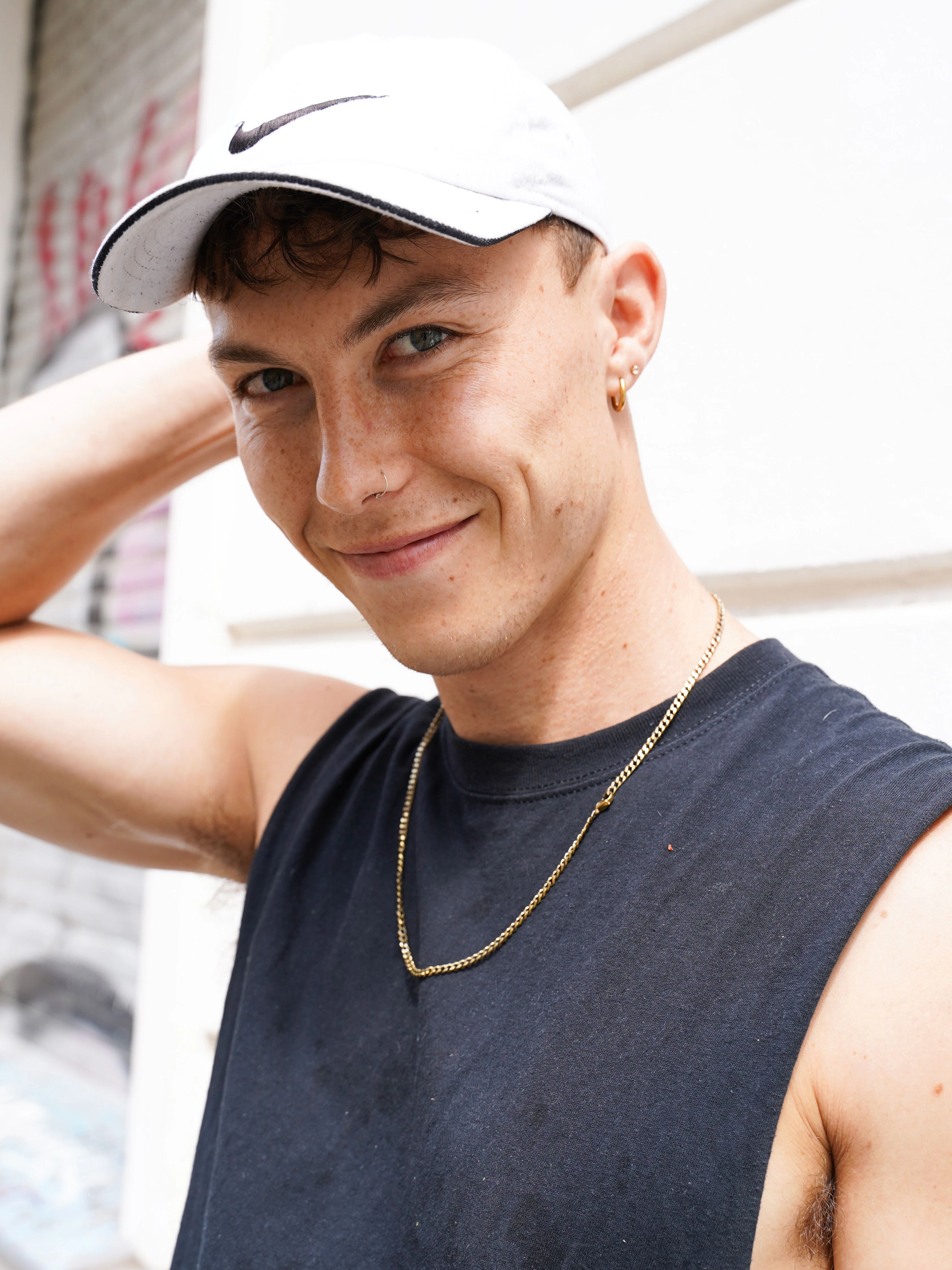 Sportlich schwarz-weiß: Nike-Cap, Goldkette, selbst ausgeschnittenes T-Shirt, Shorts und Sneakers, ebenfalls von Nike. Das Outfit trägt er zum Arbeiten, Sportmachen und Tanzen, sagt Fletcher.