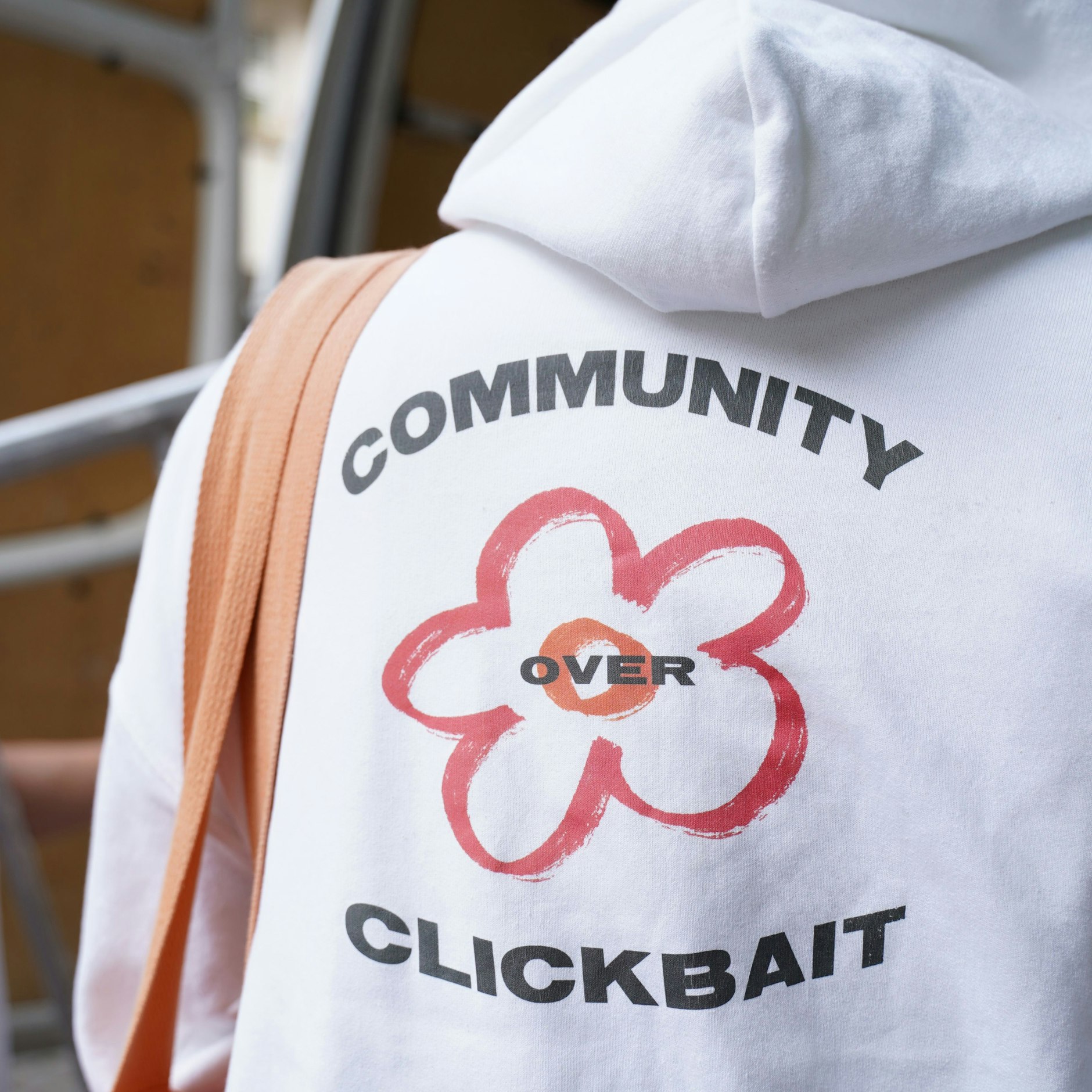 Das Kapuzensweatshirt entstammt einer Merchandise-Kollektion von Freunden, die das Online-Mag Also Cool Magazin betreiben.