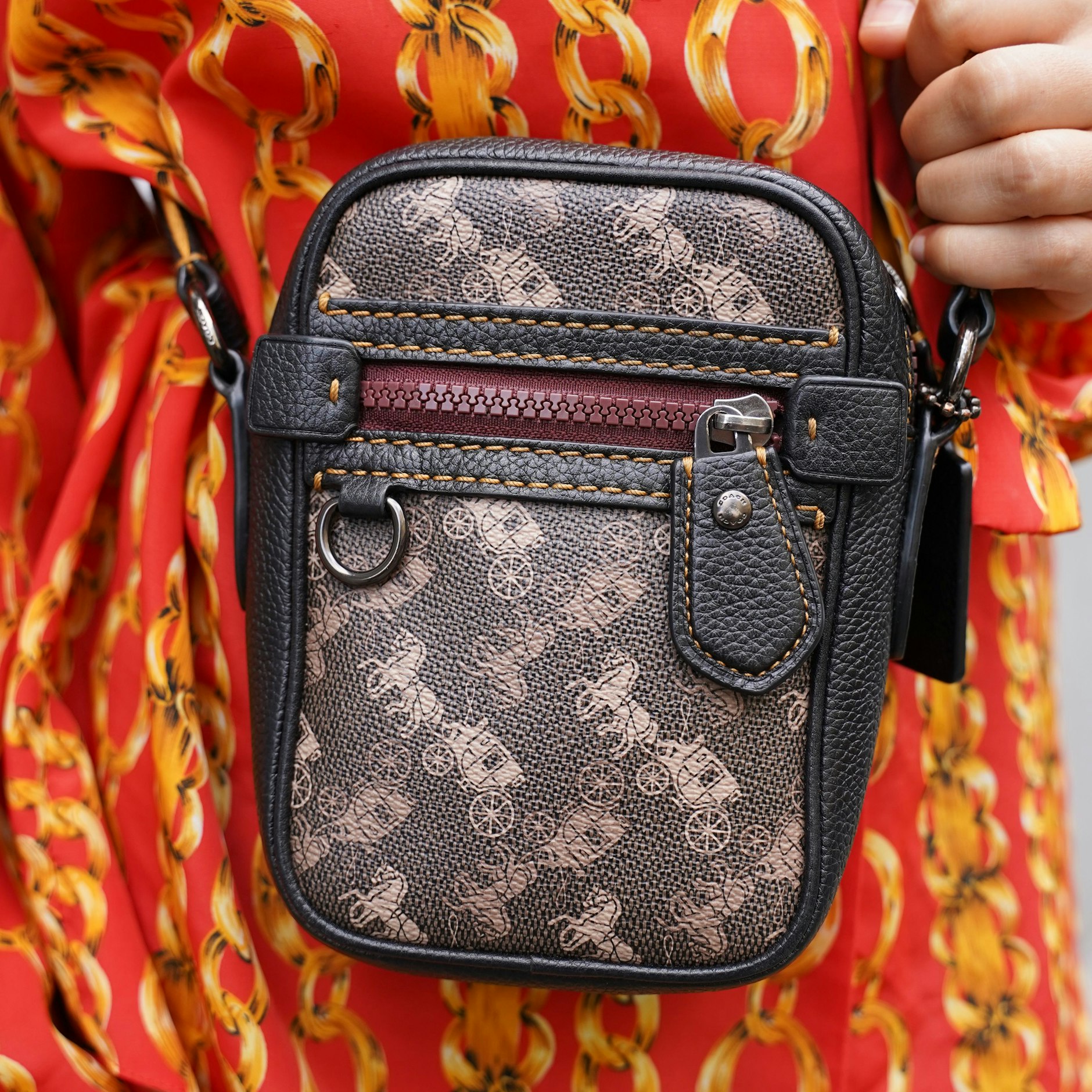 Die Bluse mit dem klassischen Kettenmuster ist ein Lieblingsteil, sagt Isi. Sie hat ganze fünf Euro gekostet. Dazu trägt sie eine Crossbody-Bag von Coach.