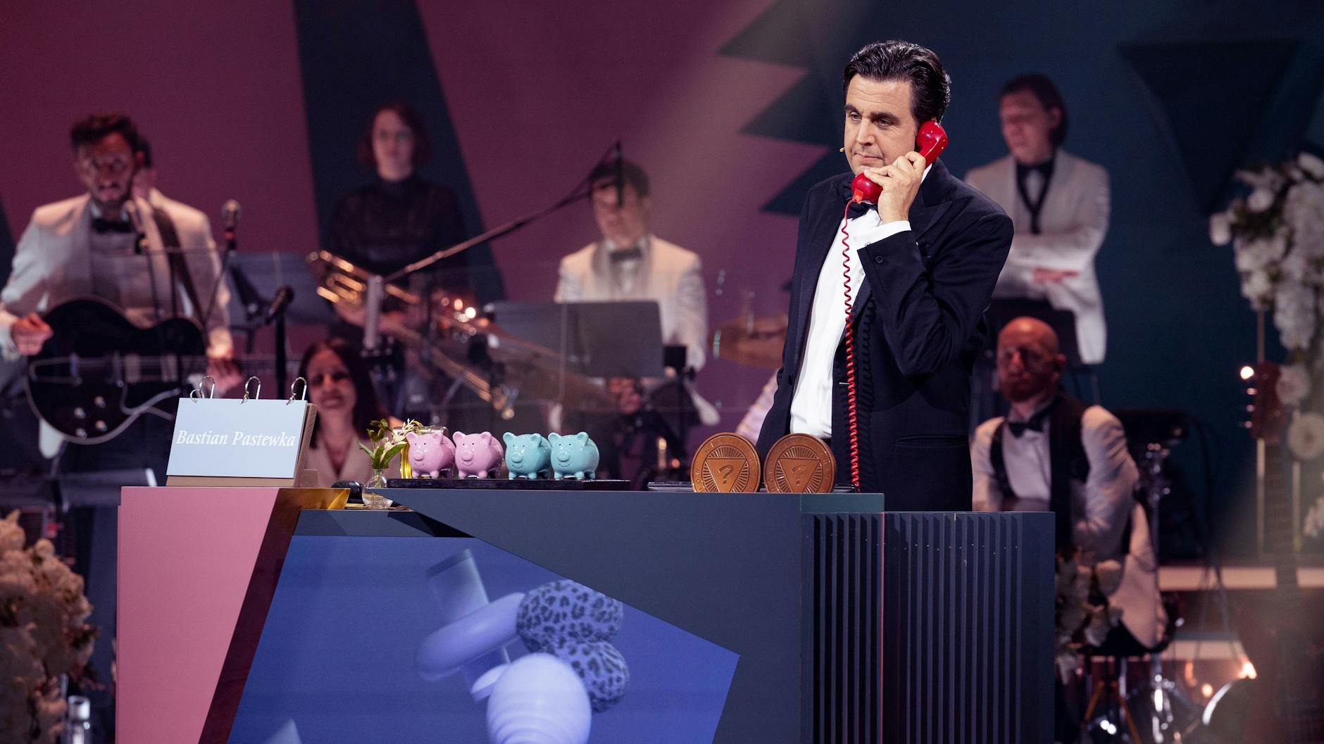 Smoking, Orchester und sogar ein rotes Telefon: In der Sendung versteckten sich viele Anspielungen auf die klassische Unterhaltungsshow aus längst vergessenen Zeiten.