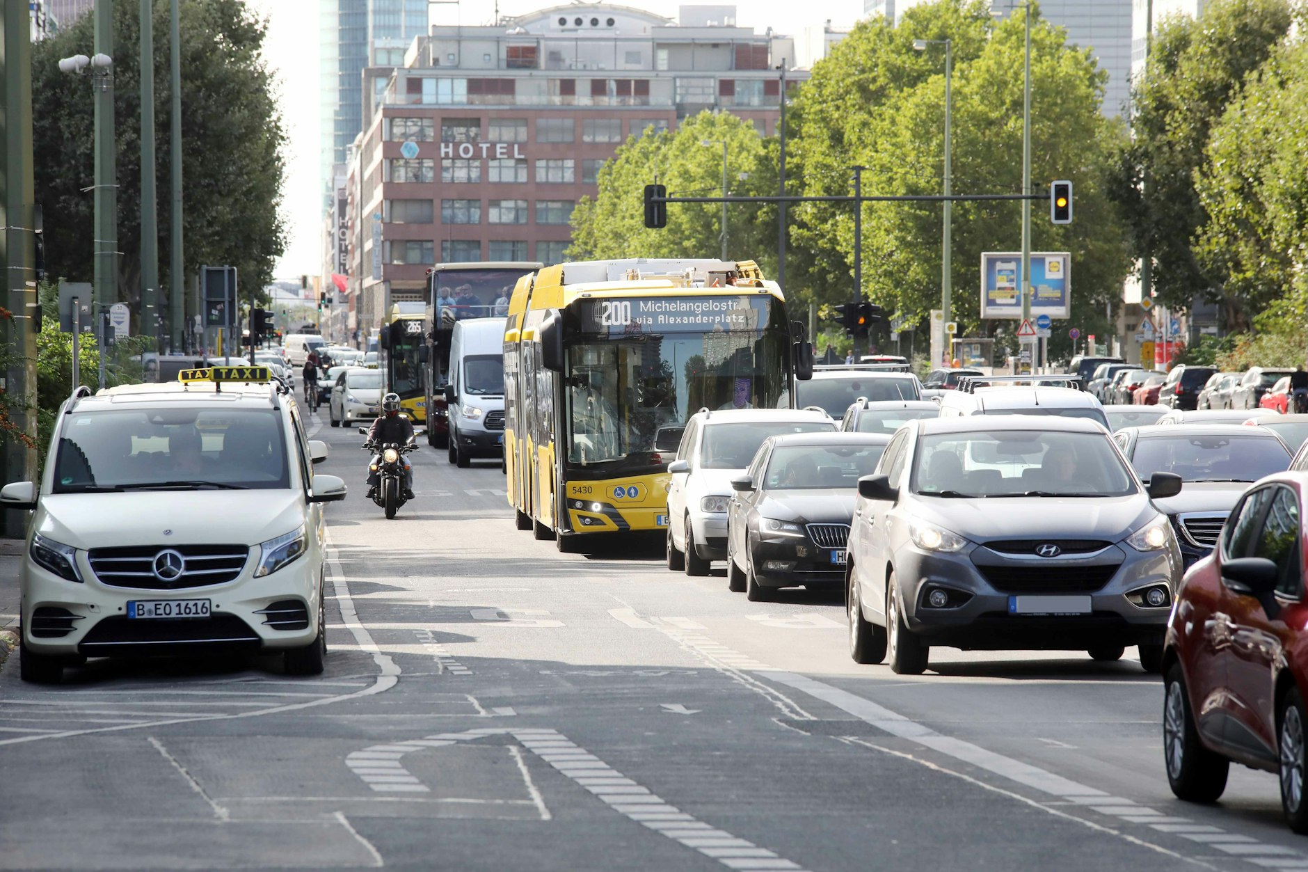 Dichter Verkehr auf der Leipziger Straße