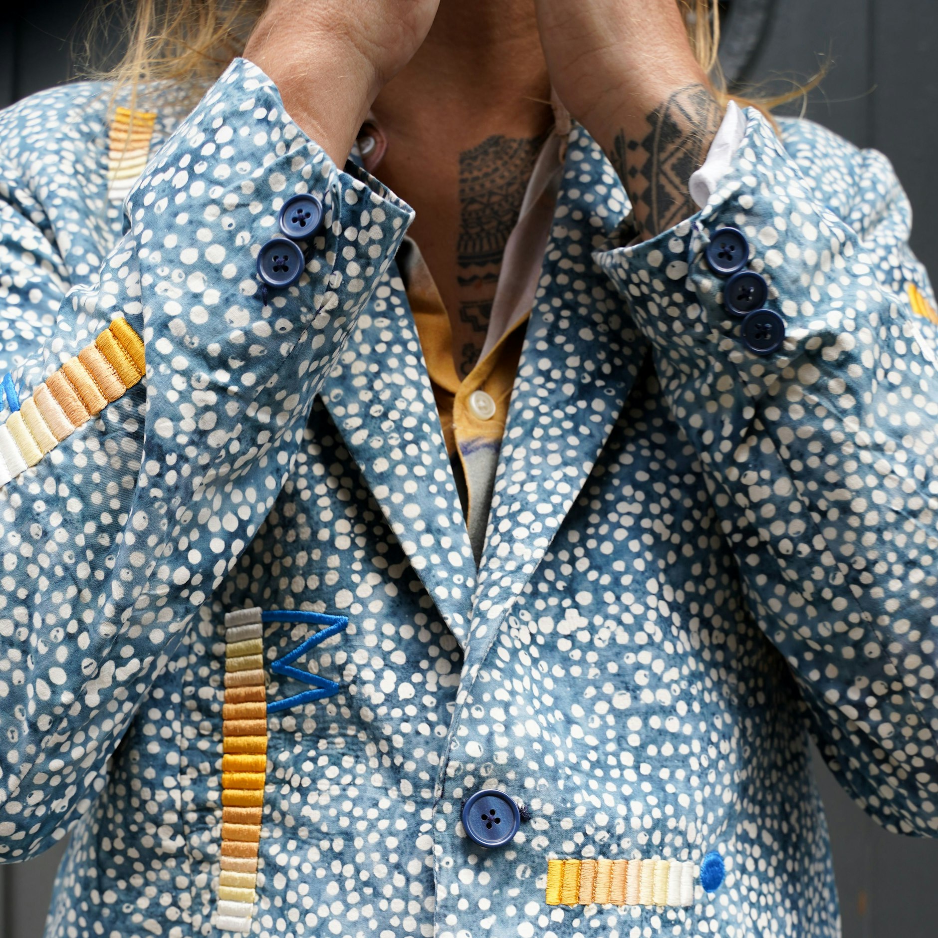 Muster <em>all over:</em> Zuerst waren es die Bilder, dann kam die Kollektion, dann das Hotel. Ole kombiniert Fäden und Farben auf der Leinwand genauso wie auf den Maßanzügen, die er in Bali per Hand fertigen lässt. Sie können über oleukena.com geordert werden. Seine Motive arbeitet er auch in die Hotelanlage ein, wo sich die Muster zum Beispiel in den gepflasterten Wegen wiederfinden.