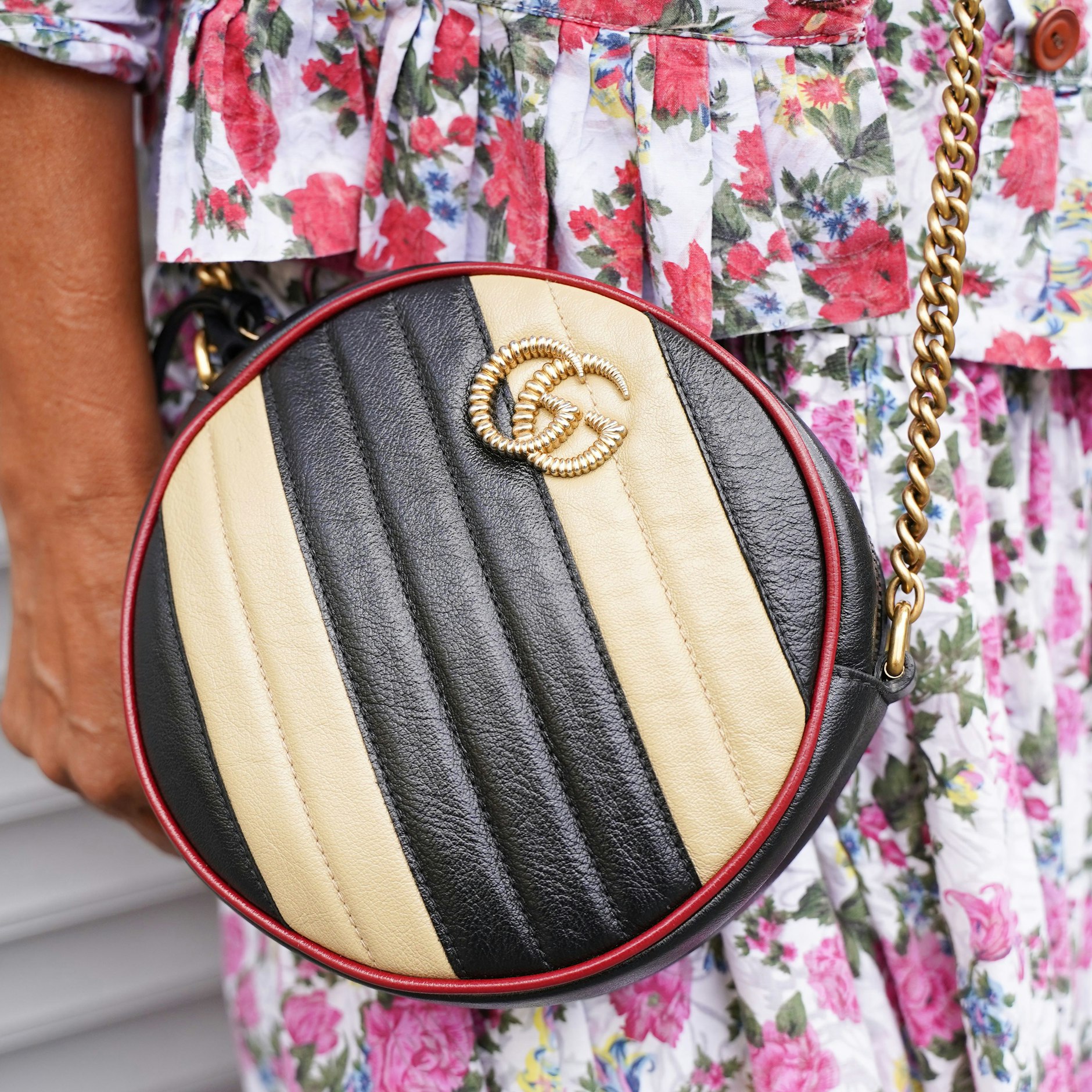 Die runde Gucci „Marmont“ mit geflochtenem Doppel-G-Logo zum floralen Color-Blocking.