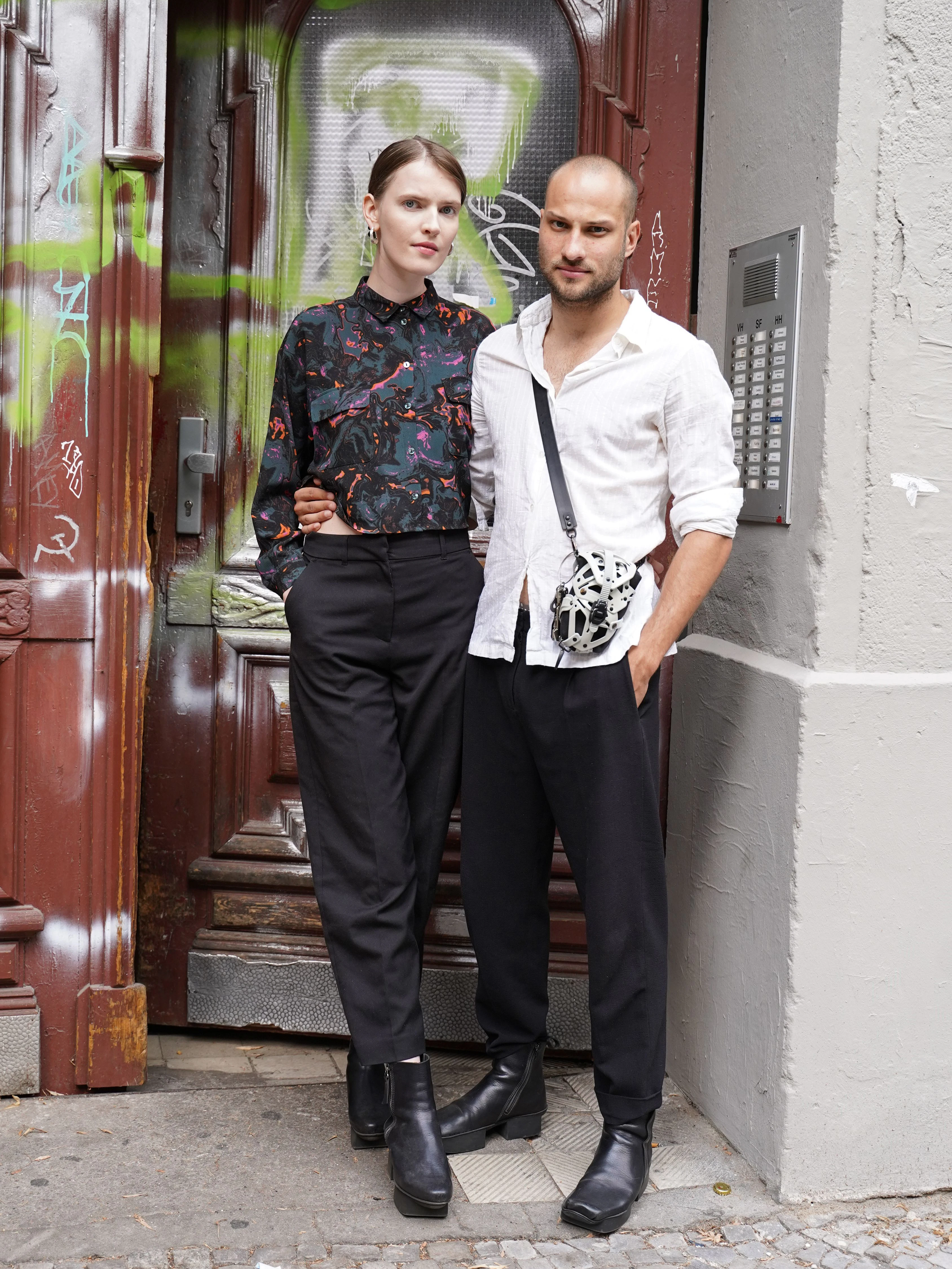 Kaisa studiert Visual Design in Helsinki. Sie besucht gerade ihren Freund Jakub, der hier im Kiez wohnt. Der gebürtige Slowake ist Artdirector beim Berliner Schuhlabel Trippen. Kaisas Outfit besteht aus Vintage-Stücken, Jakob trägt zum Vintage-Hemd eine Hose von COS.&nbsp;