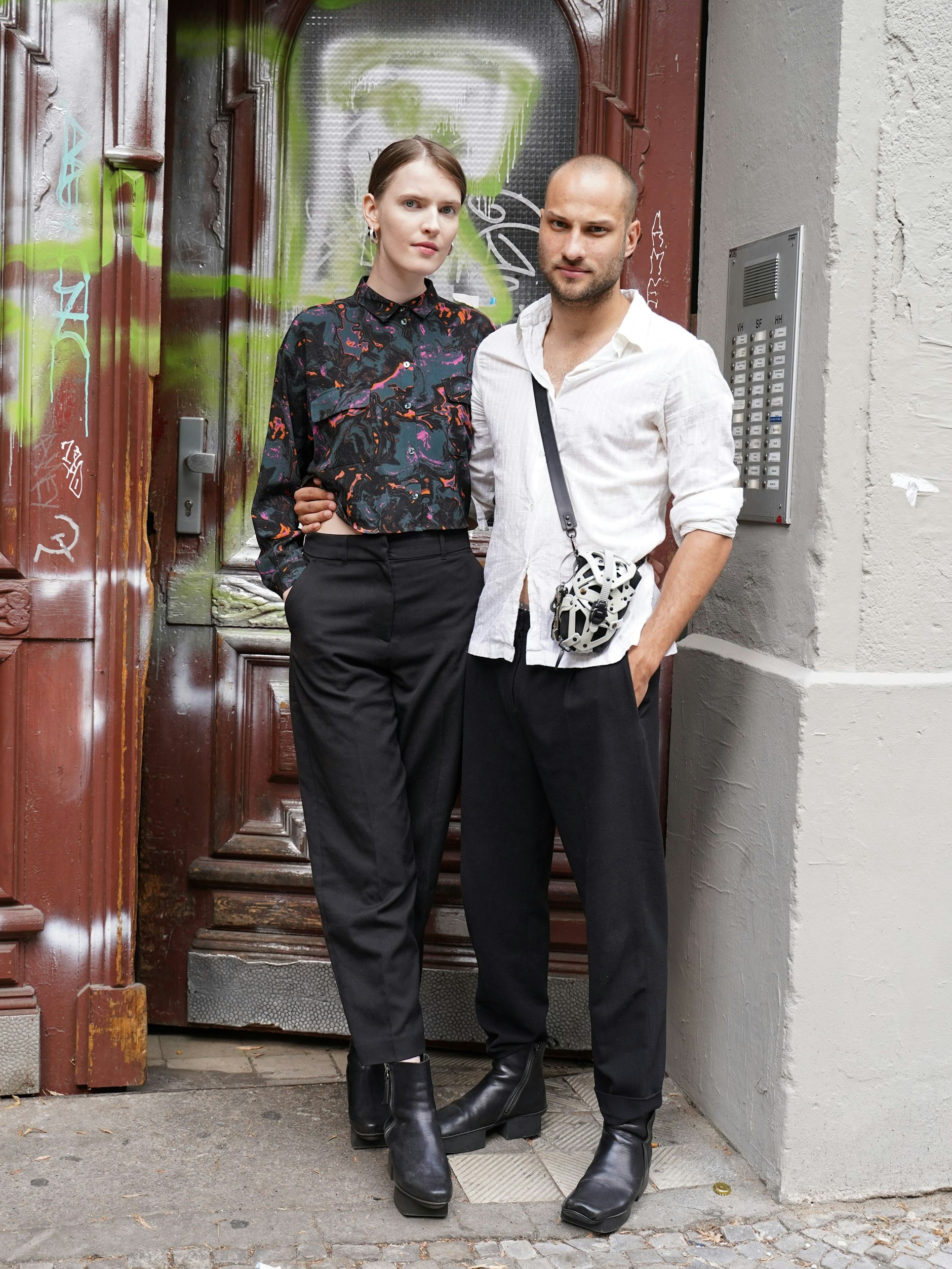 Kaisa studiert Visual Design in Helsinki. Sie besucht gerade ihren Freund Jakub, der hier im Kiez wohnt. Der gebürtige Slowake ist Artdirector beim Berliner Schuhlabel Trippen. Kaisas Outfit besteht aus Vintage-Stücken, Jakob trägt zum Vintage-Hemd eine Hose von COS.&nbsp;