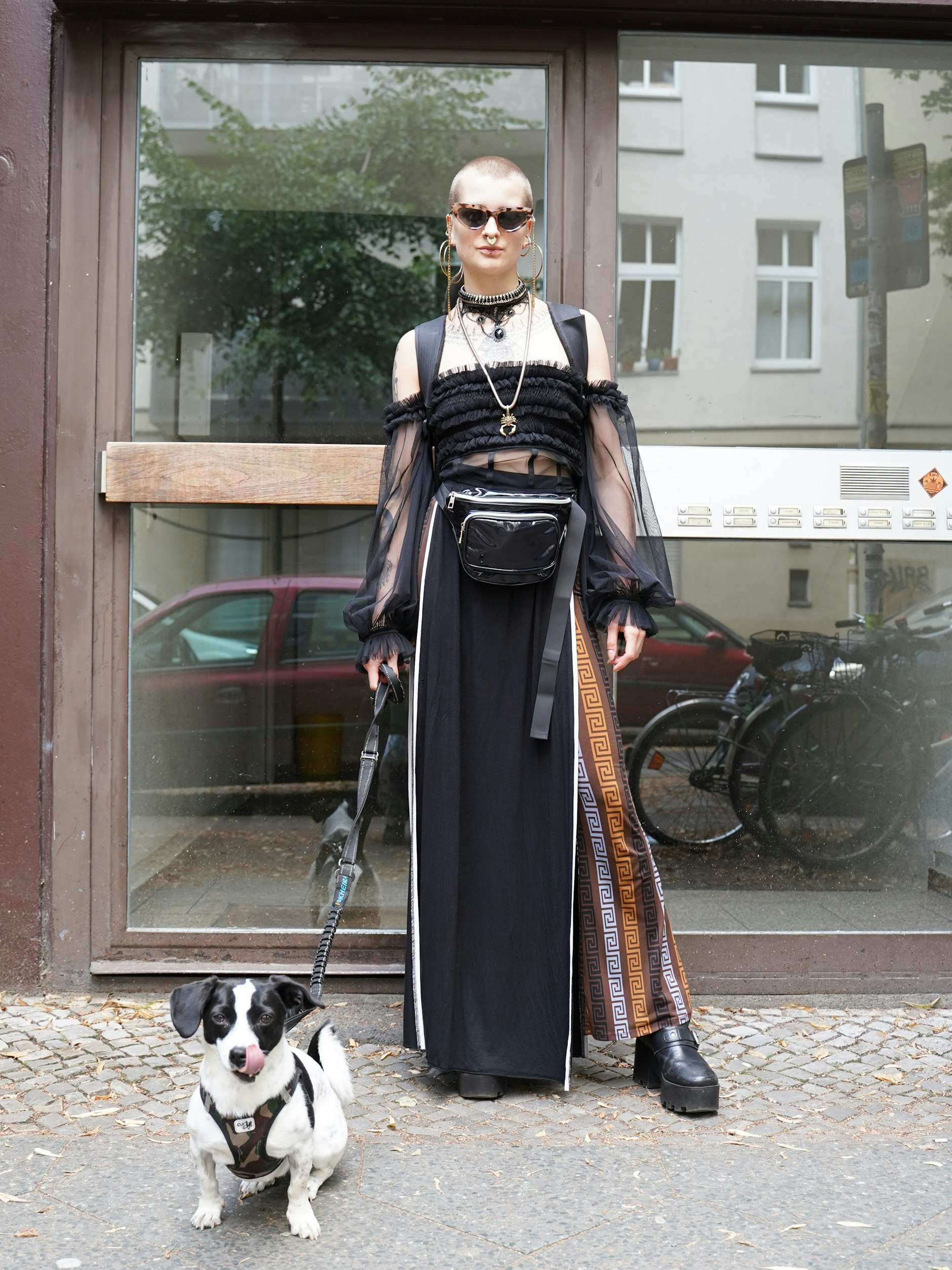 Starker Auftritt und ein „Nothing Compares 2 U“-Moment: An Silvester hat sich Vira die Dreadlocks abgeschnitten, seitdem trägt sie die Haare superkurz – und sieht ein bisschen aus wie Sinead O’Connor 1990.