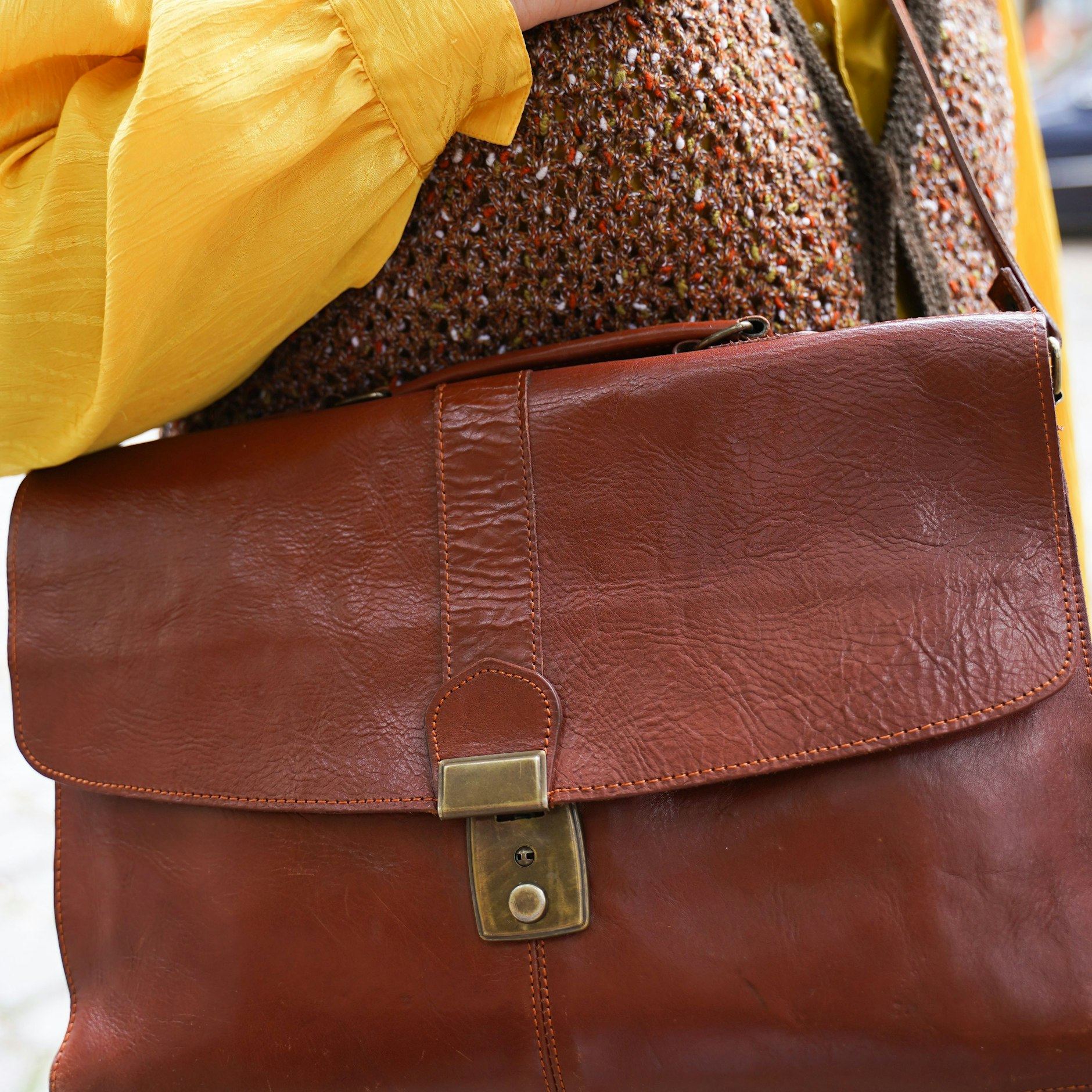 Auch wenn sie beruflich die Zukunft gestaltet, so steht Kristina modisch auf die Vergangenheit. Ihr goldgelbes Outfit ist komplett Vintage, auch die rostbraune Ledertasche.