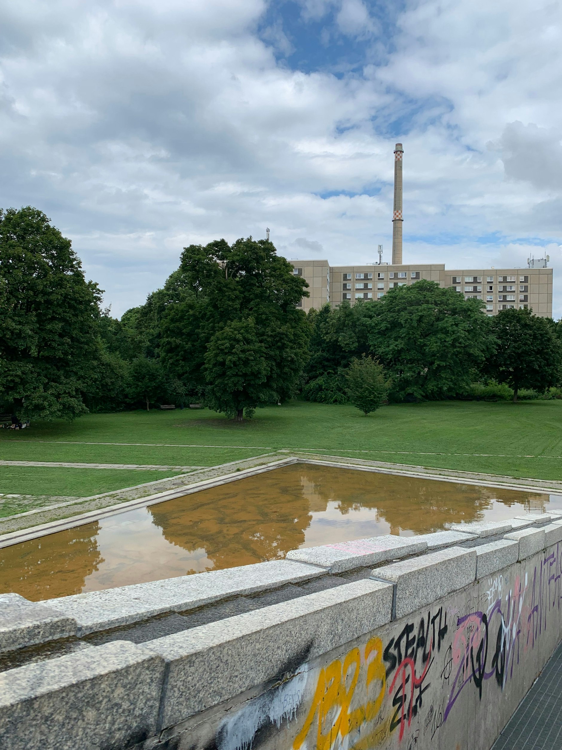 Der Brunnen „Sinkende Mauer“ gibt dem trostlosen Invalidenpark den Rest.