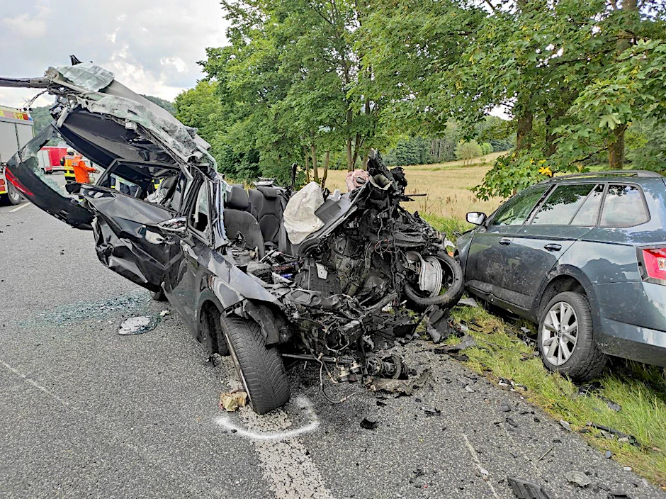 Das Wrack des Unfallwagens liegt auf der Bundesstraße 253.