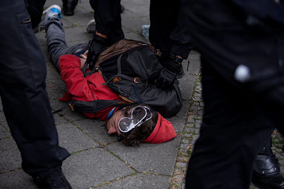 Polizisten nehmen einen Mann fest, der an der verbotenen „Querdenker“-Demonstration am Sonntag teilnehmen wollte.