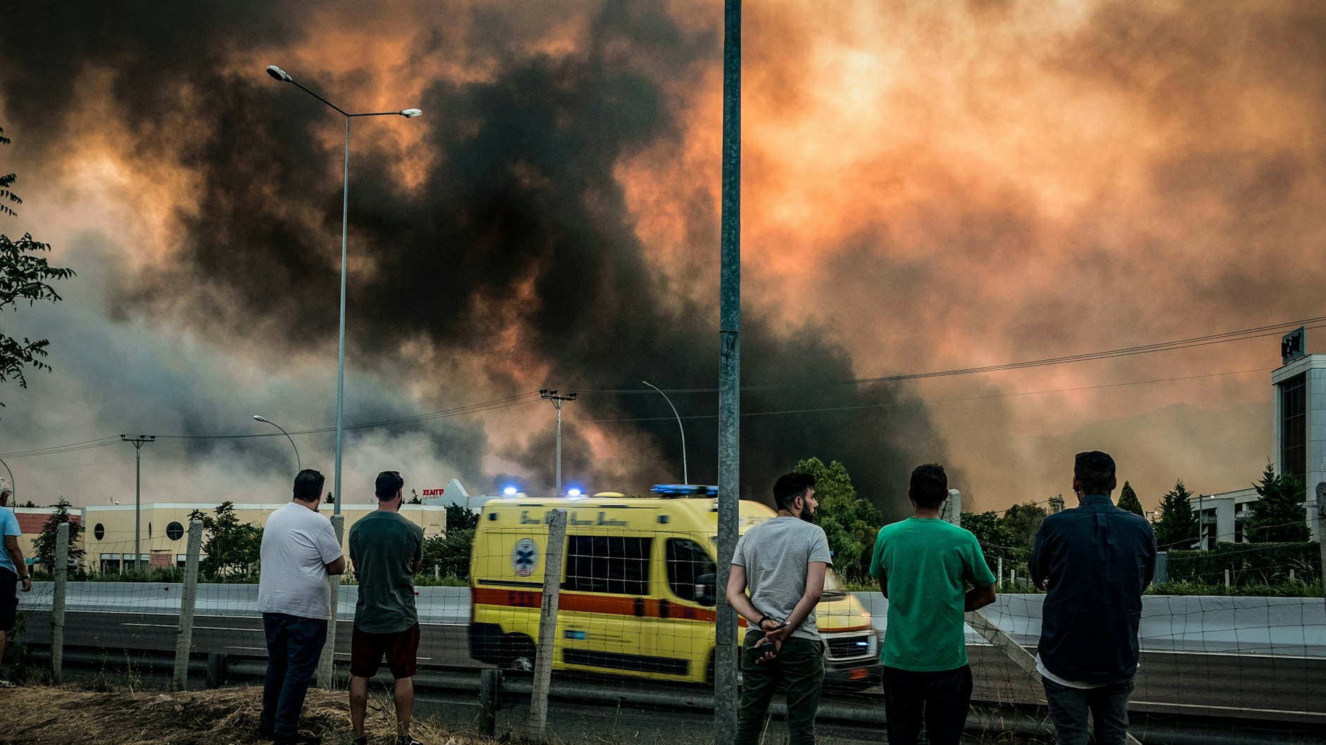 Die Menschen in Ano Varibobi sehen sich großen Flammen und Rauchwolken gegenüber.