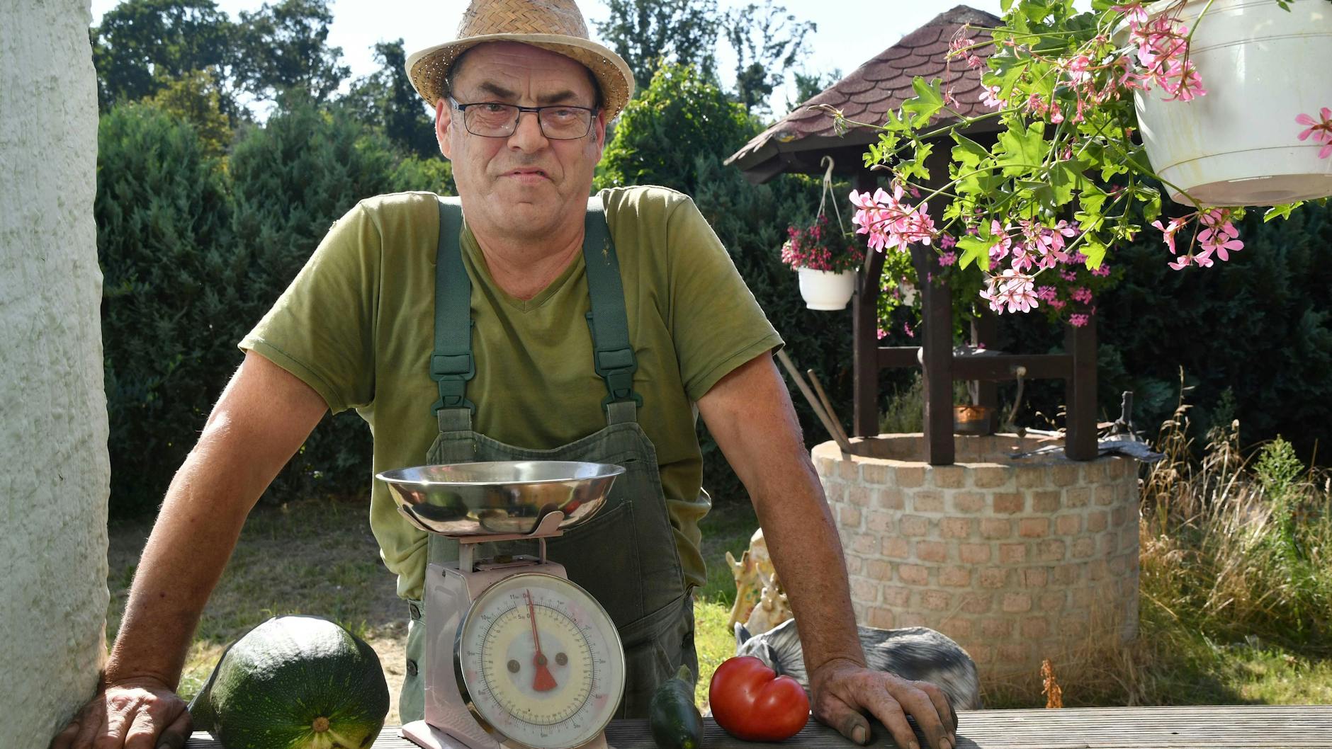 Essen kann man die Gartenriesen nicht, aber beeindruckend sind die großen Früchte dennoch. Am liebsten isst Bernd Wolff frische Gurken aus dem eigenen Garten. <br>