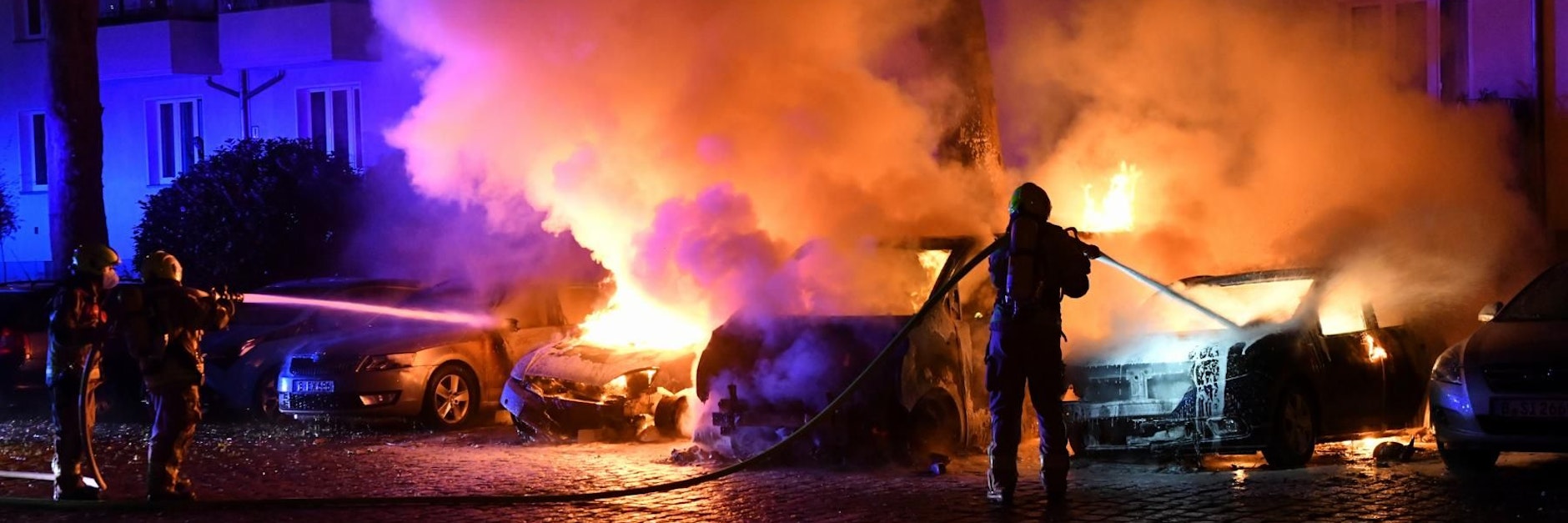 Brennende Autos in der Gernotstraße in Lichtenberg.