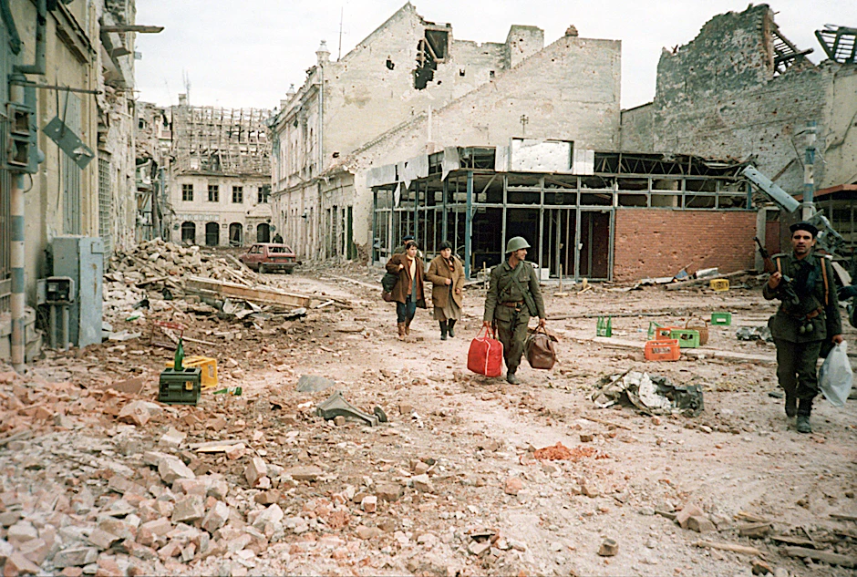 Europa am 19. November 1991: Menschen auf einer zerstörten Straße in der kroatischen Stadt Vukovar.&nbsp;
