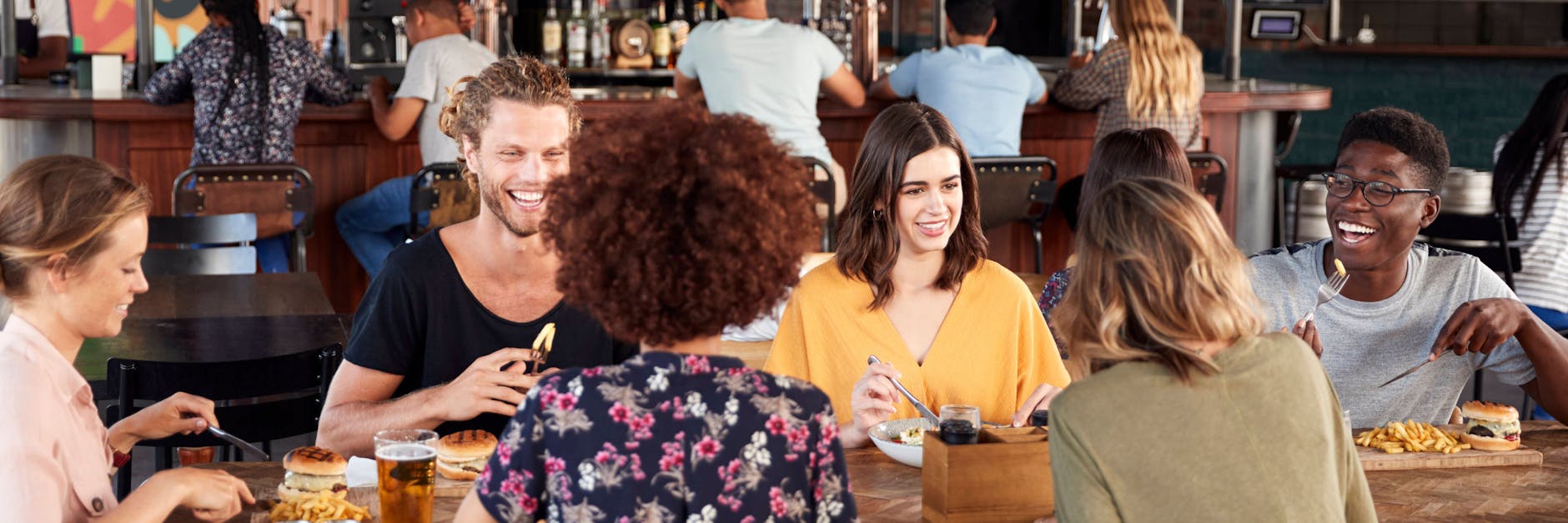 Essen und Trinken mit Freunden im Lokal: Das könnte für Ungeimpfte bald extrem schwierig werden.