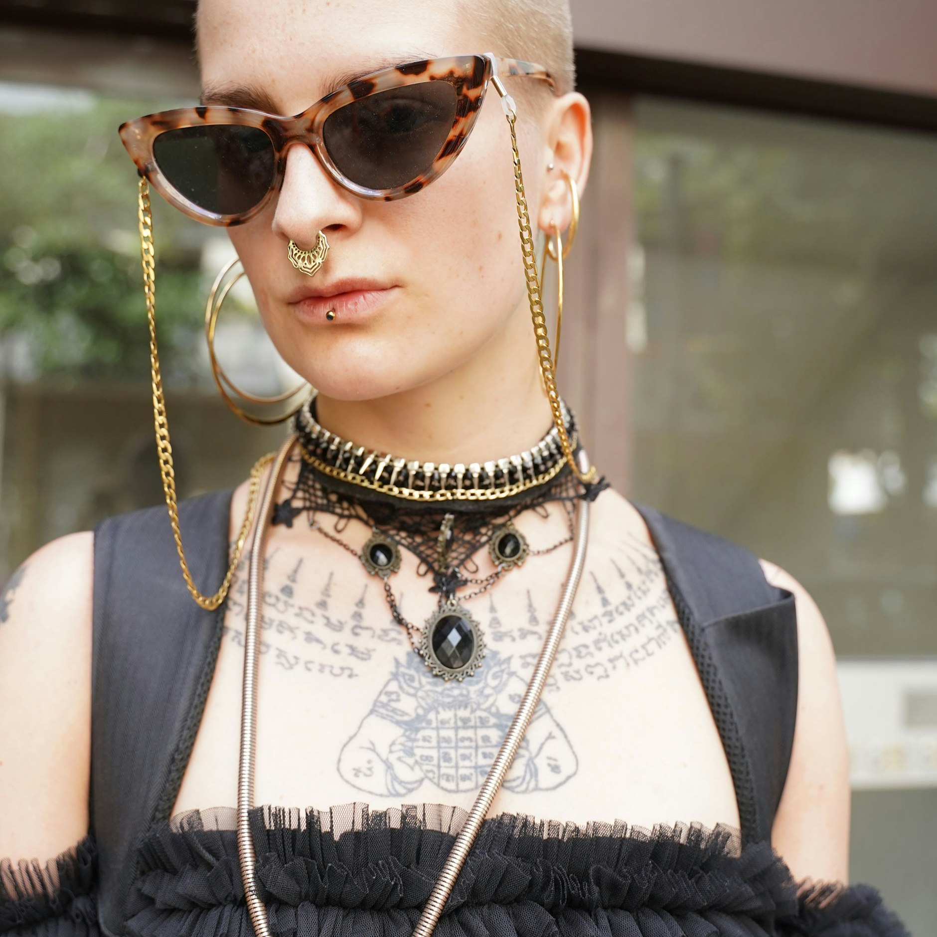 Die gebürtige Neuköllnerin arbeitet als Kinematografin und Fotografin. Sie liebt expressiven Schmuck, den sie vor allem auf Flohmärkten findet.