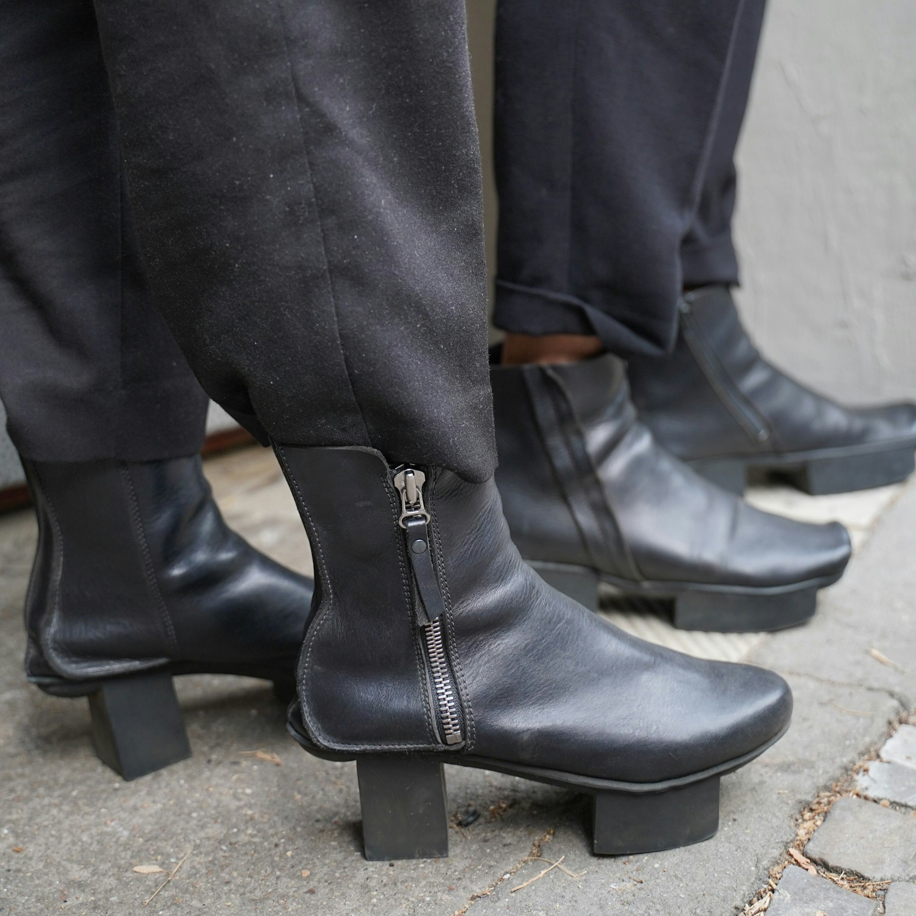 Kaisa und Jakob tragen Stiefeletten von Trippen.