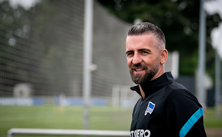 Vedad Ibisevic bei seinem Dienstantritt auf dem Schenckendorffplatz. Seit Mittwoch ist er Stürmertrainer bei Hertha BSC.