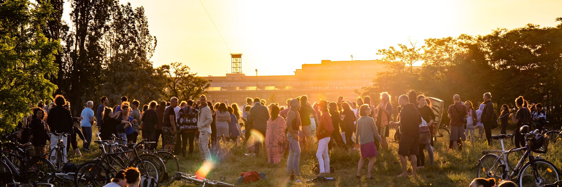 Partystimmung auf dem Tempelhofer Feld: Leider tanzt auch das Corona-Virus mit, wo viele Leute zusammenkommen.