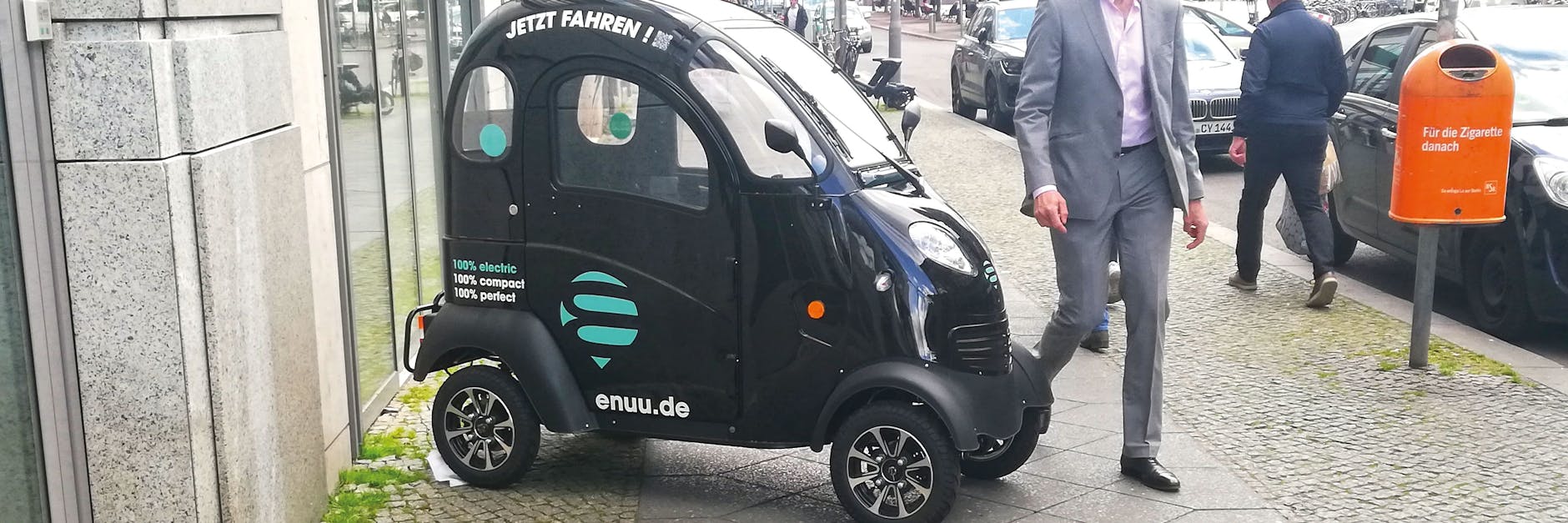 Falsch geparkt: ein Enuu-Mobil auf einem Berliner Gehweg.