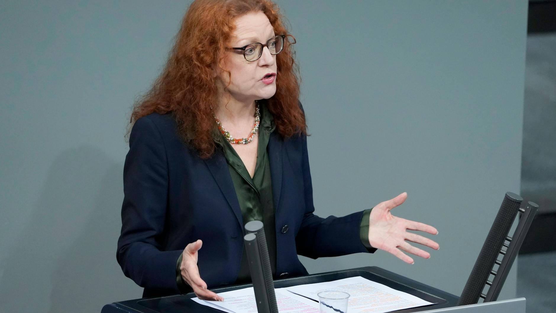 Margarete Bause, eine Menschenrechtsexpertin der Grünen, äußert Kritik an der Regierung.