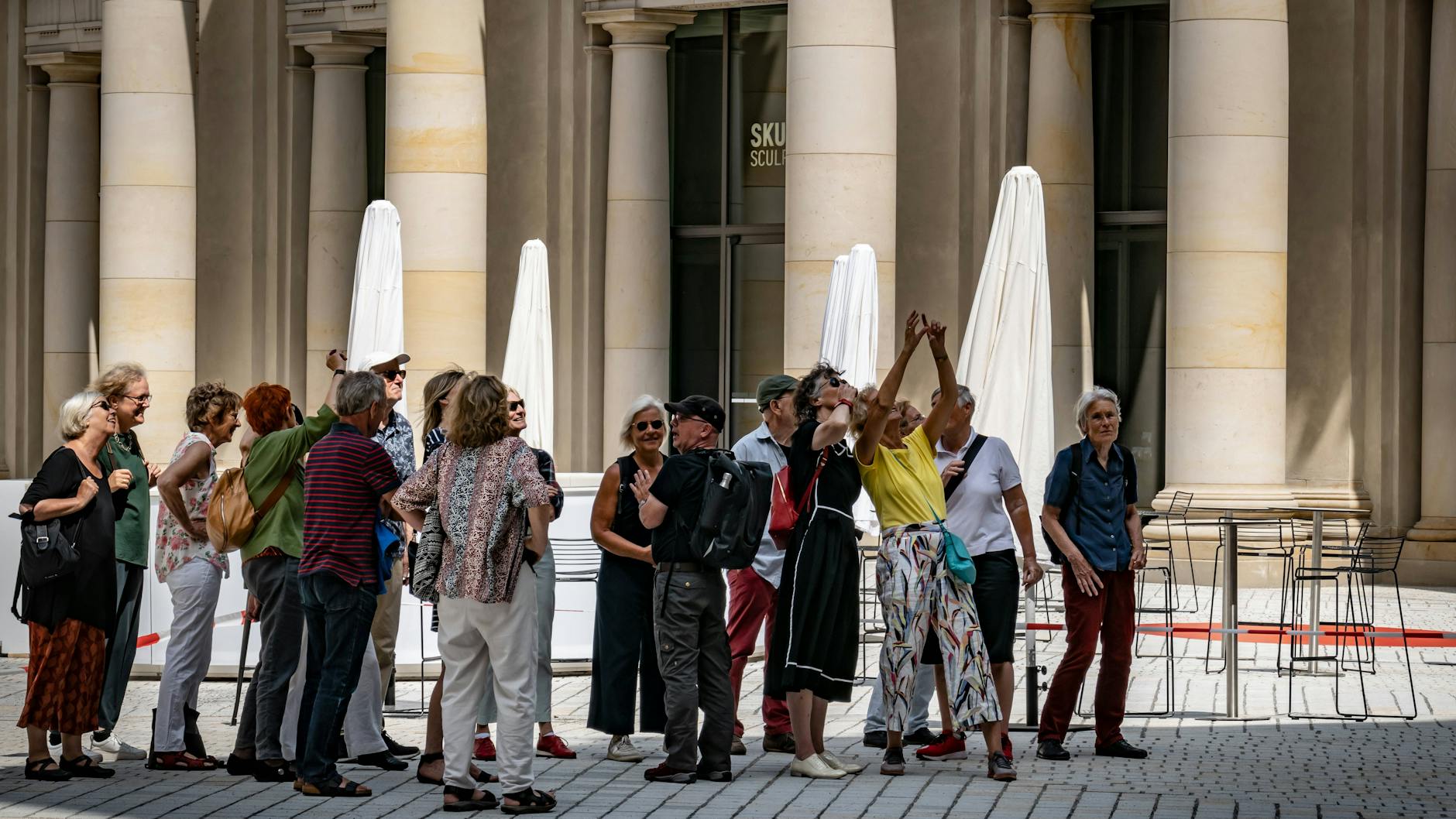 Alles so schön beige hier: Besucher vor dem Stadtschloss