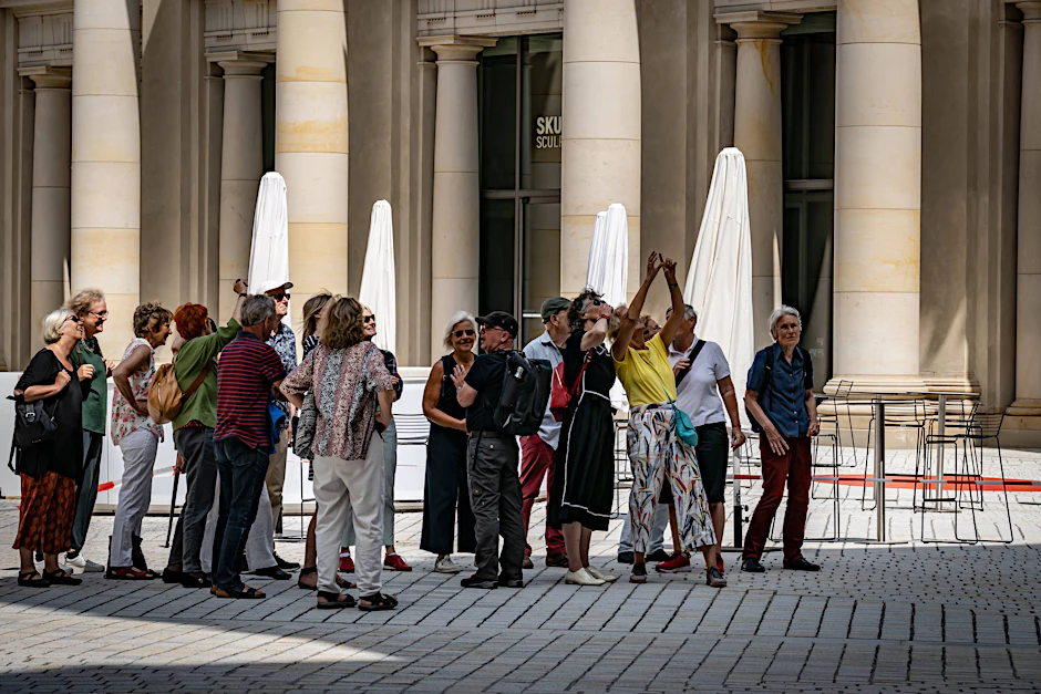 Alles so schön beige hier: Besucher vor dem Stadtschloss