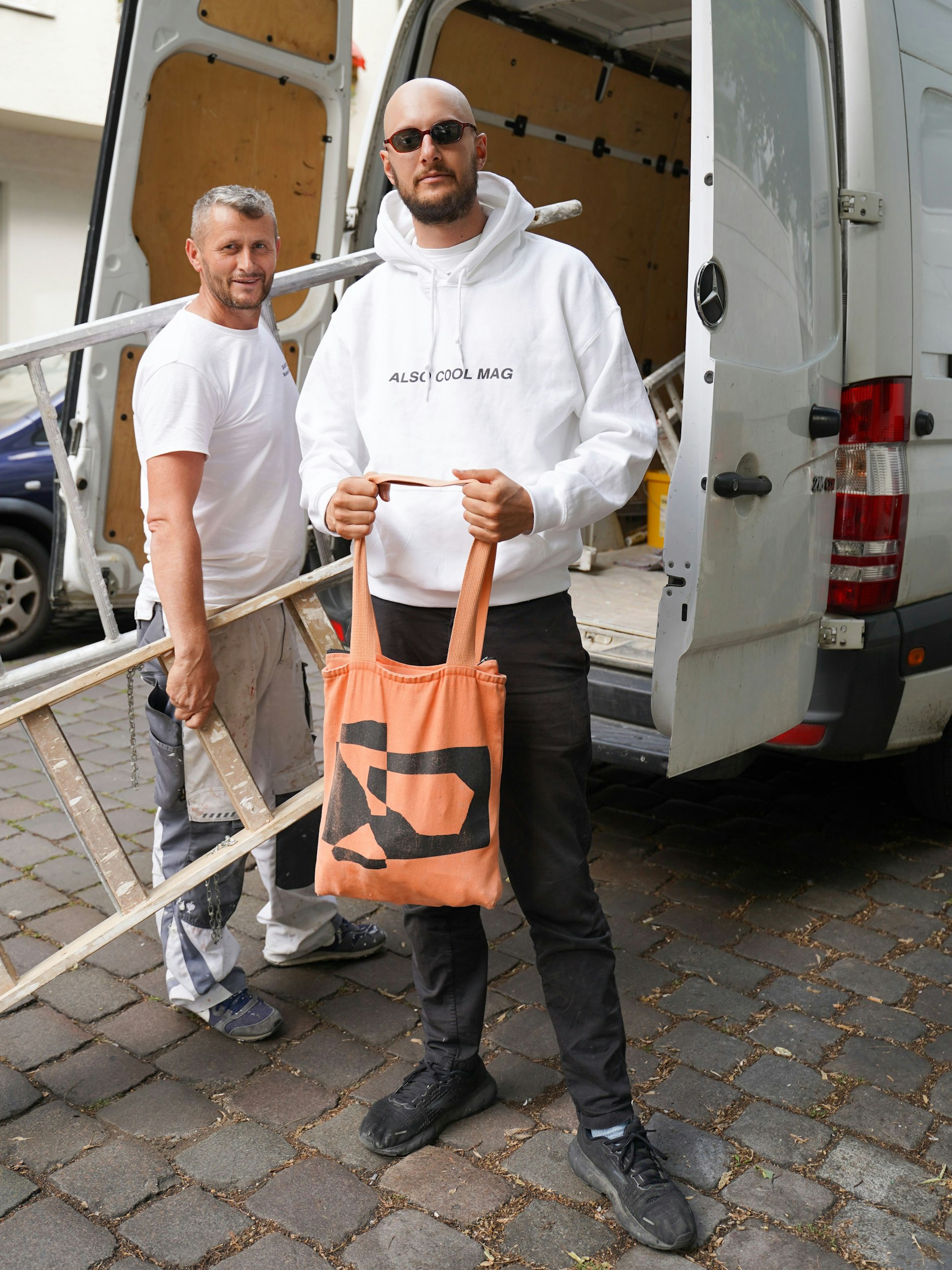 Den kalifornischen Regisseur Mishka fotografieren wir mit spontanem Support durch das hiesige Handwerk. Mishka lebt seit zweieinhalb Jahren in Berlin, seine Tasche hat er vom Sundance-Festival aus den USA mitgebracht.