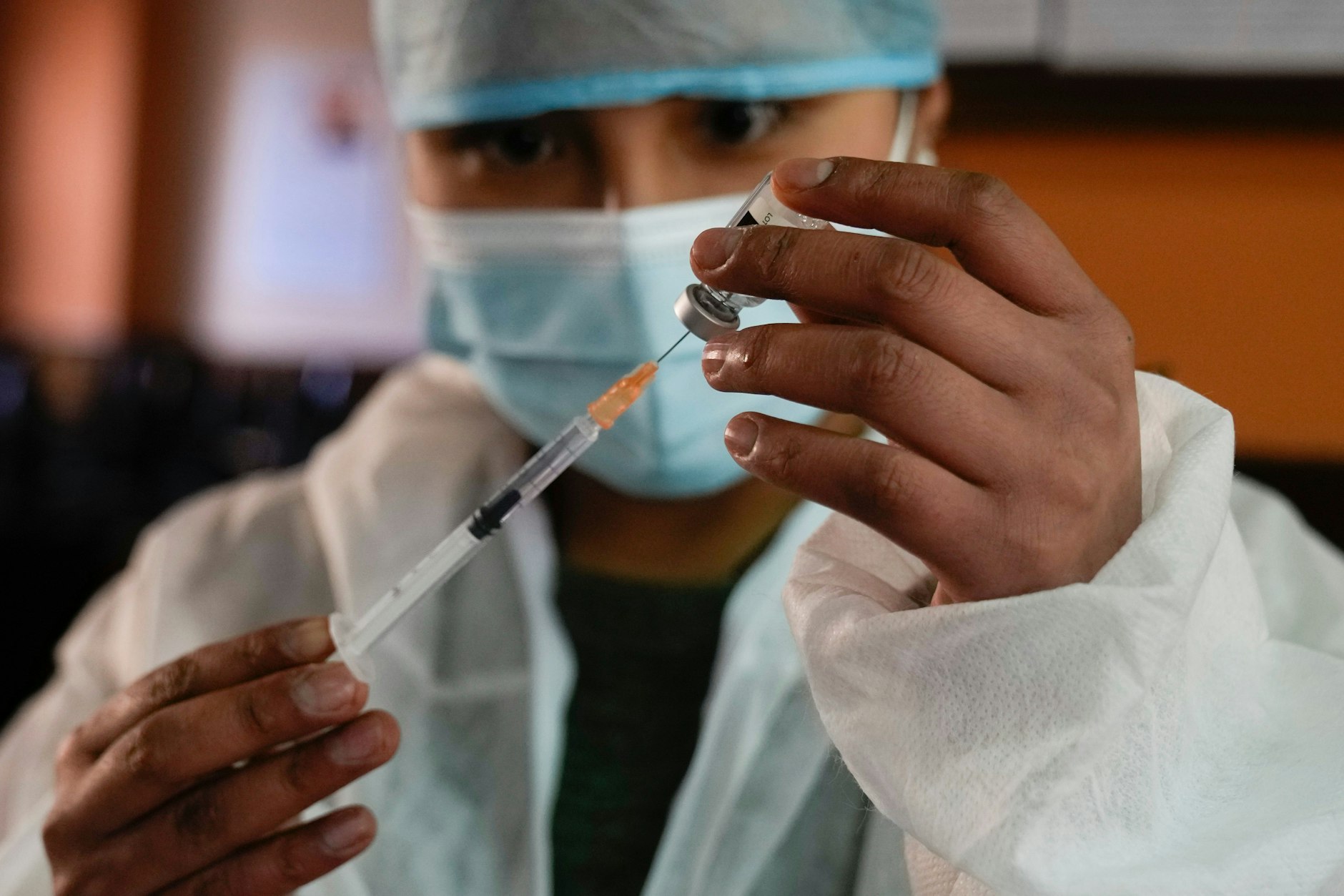 Bolivien, La Paz: Ein Mitarbeiter des Gesundheitswesens bereitet eine Impfung vor.