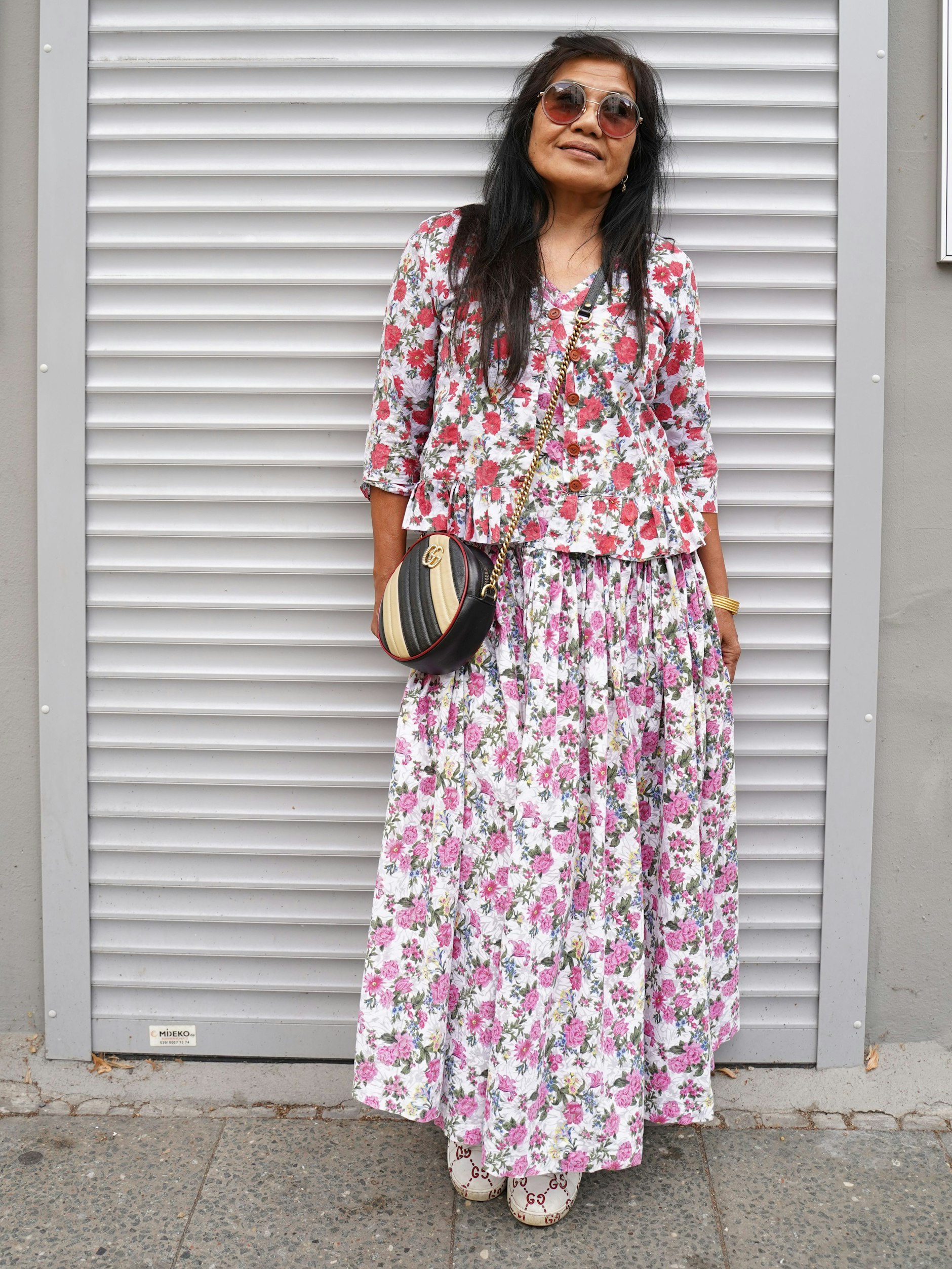 Die gebürtige Philippinin Lucilla wohnt in Rudow. Heute besucht sie Freunde in Neukölln. Ihr blumiges Outfit hat sie selbst genäht, dazu trägt sie Goldschmuck von ihren Eltern sowie Schuhe, Brille und Tasche von Gucci.