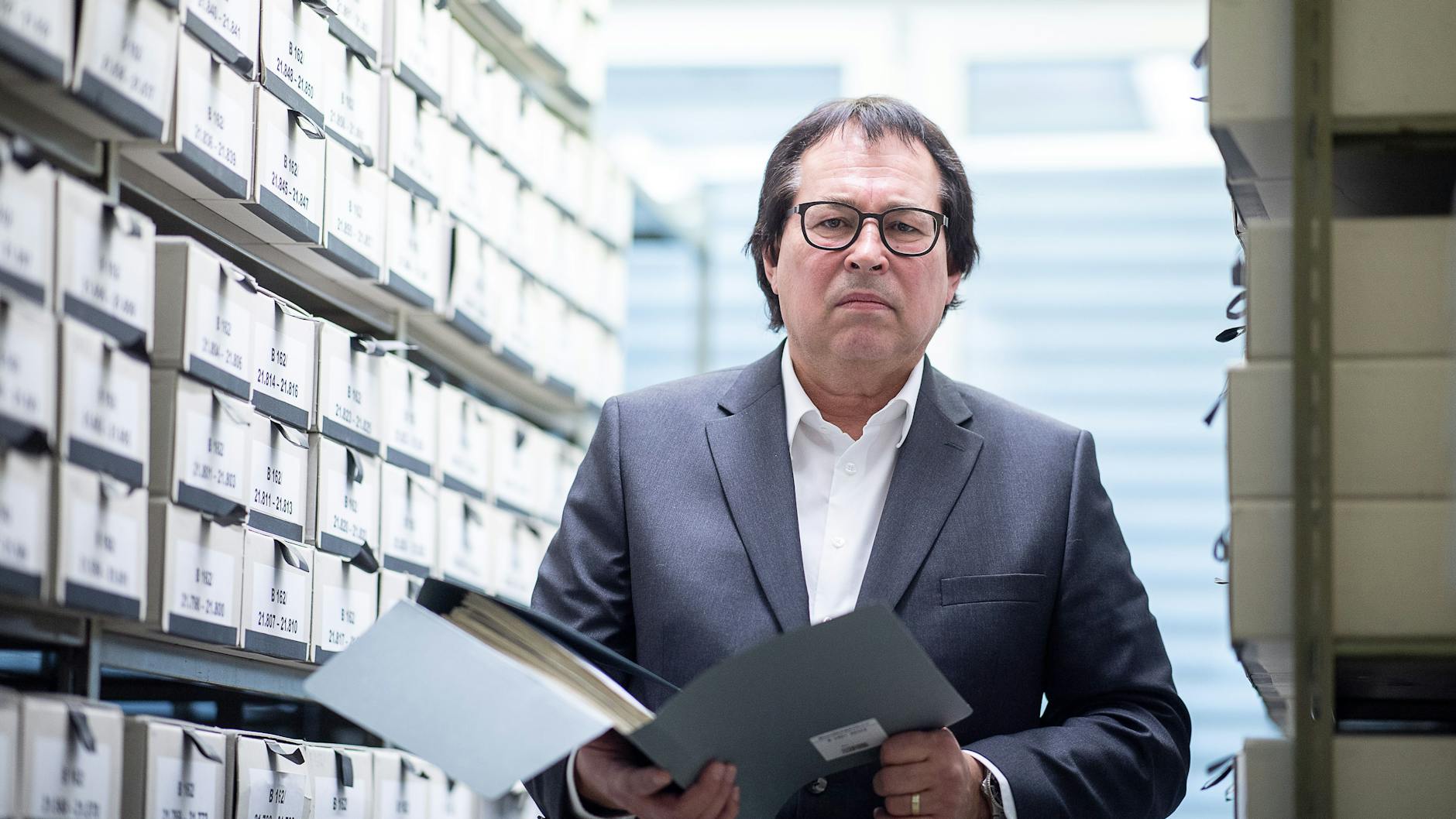  Oberstaatsanwalt Thomas Will im Archiv des Grauens.