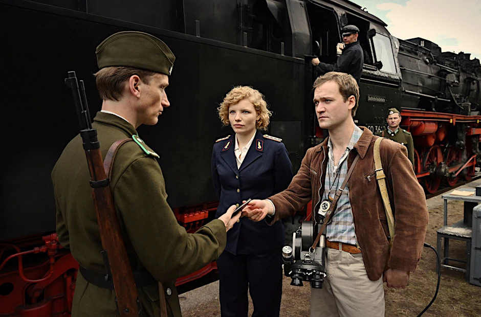 Edith Salzmann (Luisa-Céline Gaffron) und Kurt Blochwitz (Vincent Redetzki) werden kontrolliert. Szene aus dem Film „3 ½ Stunden“.<br><br>