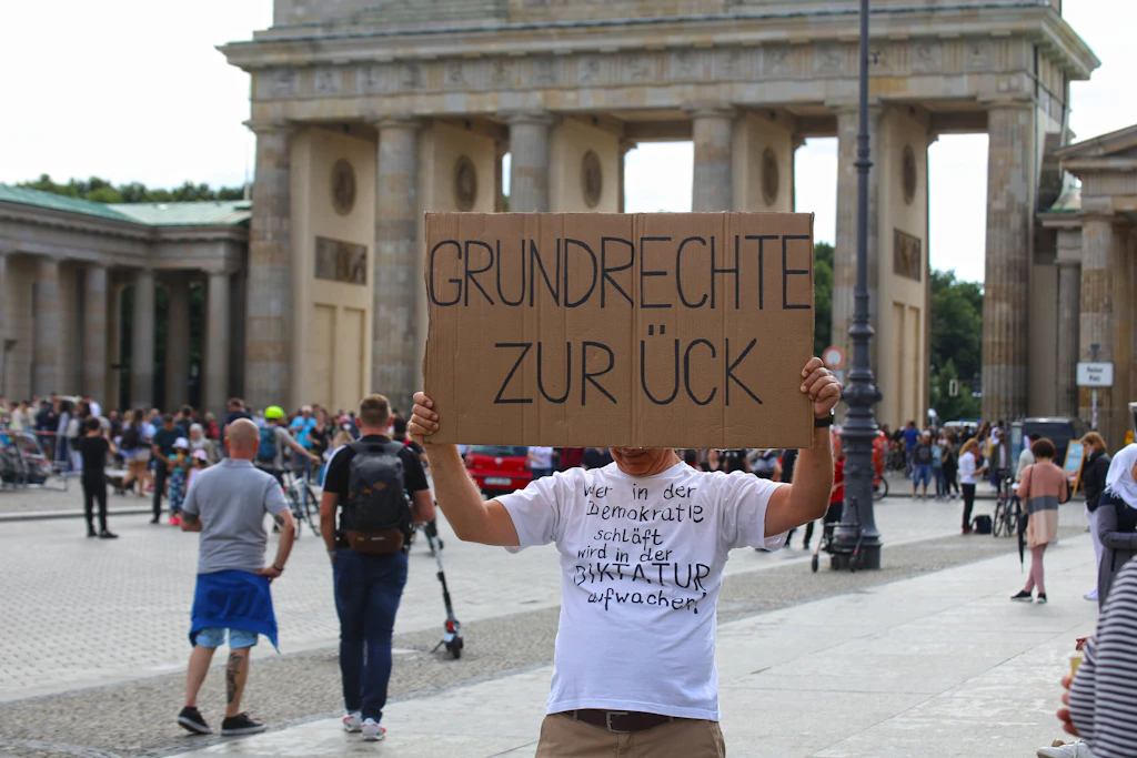 Berlin: Protest gegen Corona-Politik verboten – Polizisten kontrollieren