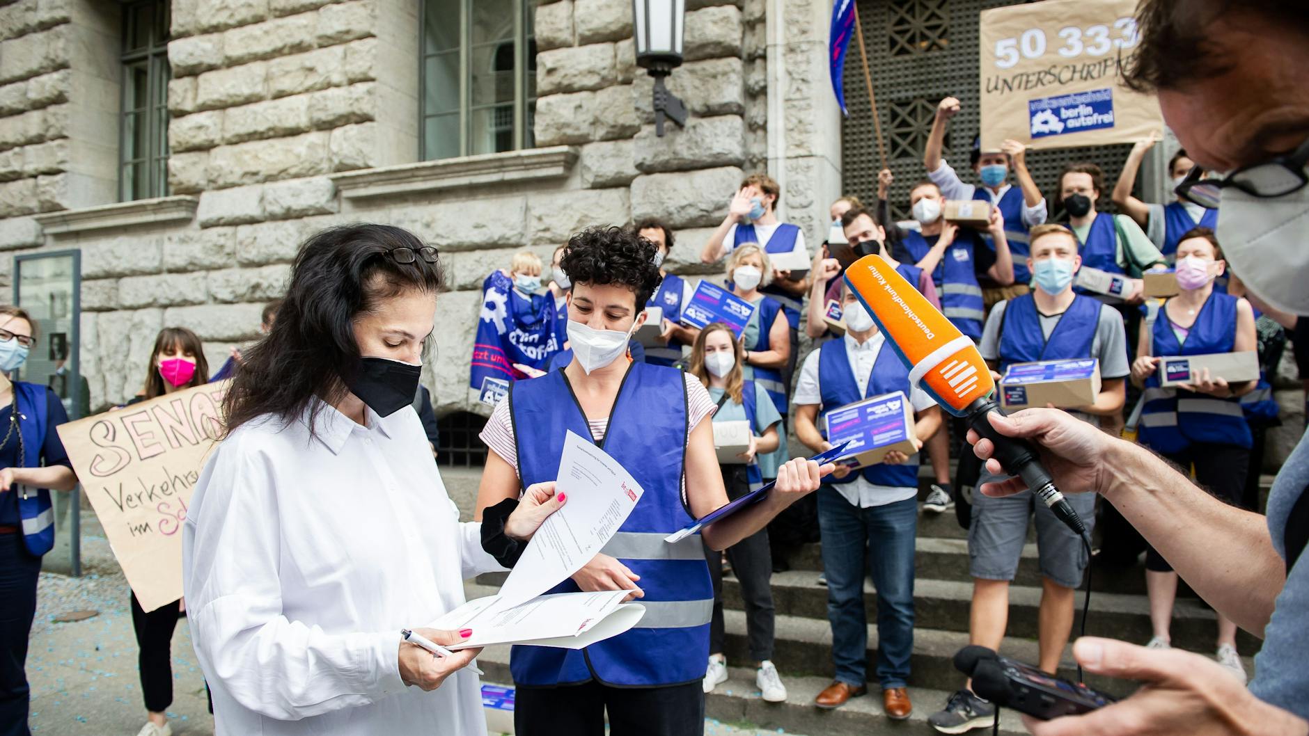 Eine Mitarbeiterin der Innenverwaltung quittierte den Empfang. Nun sind die Wahlämter am Zug.
