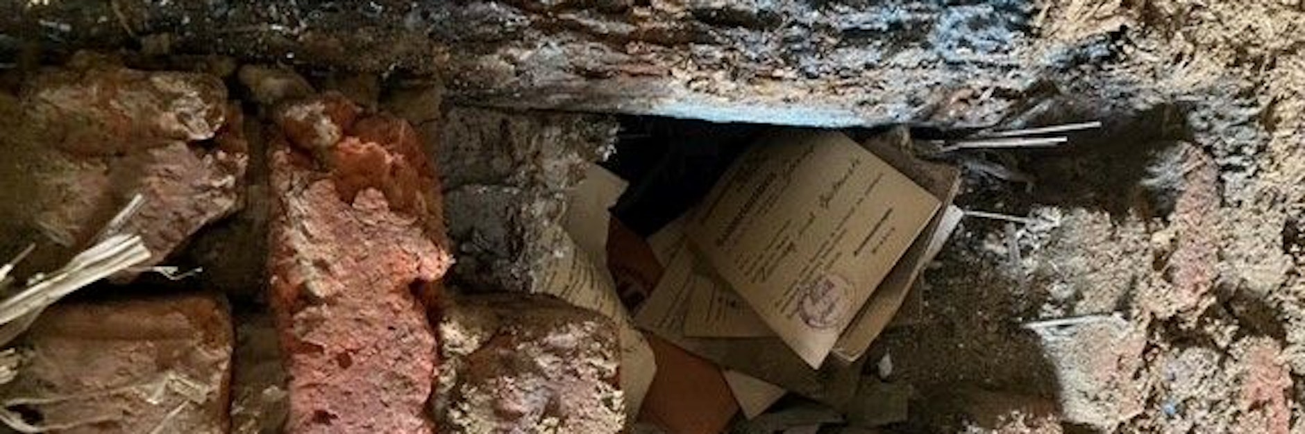 In einer aufgeweichten Wand fand ein Geschichtslehrer einen historischen Schatz aus der Nazi-Zeit.