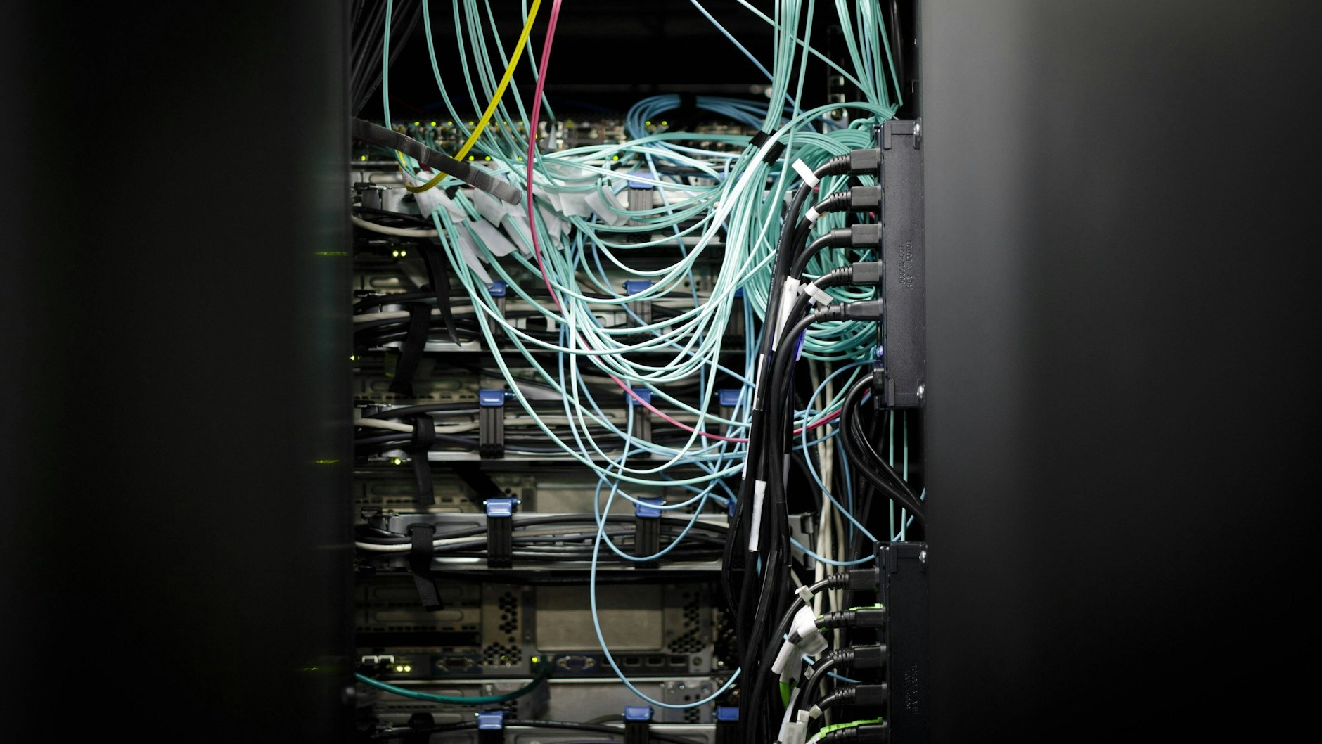 Ein Serverschrank in einem Berliner Rechenzentrum. Die Firmen geben laut Bitkom und Verfassungsschutz zu wenig für ihre Cybersicherheit aus.