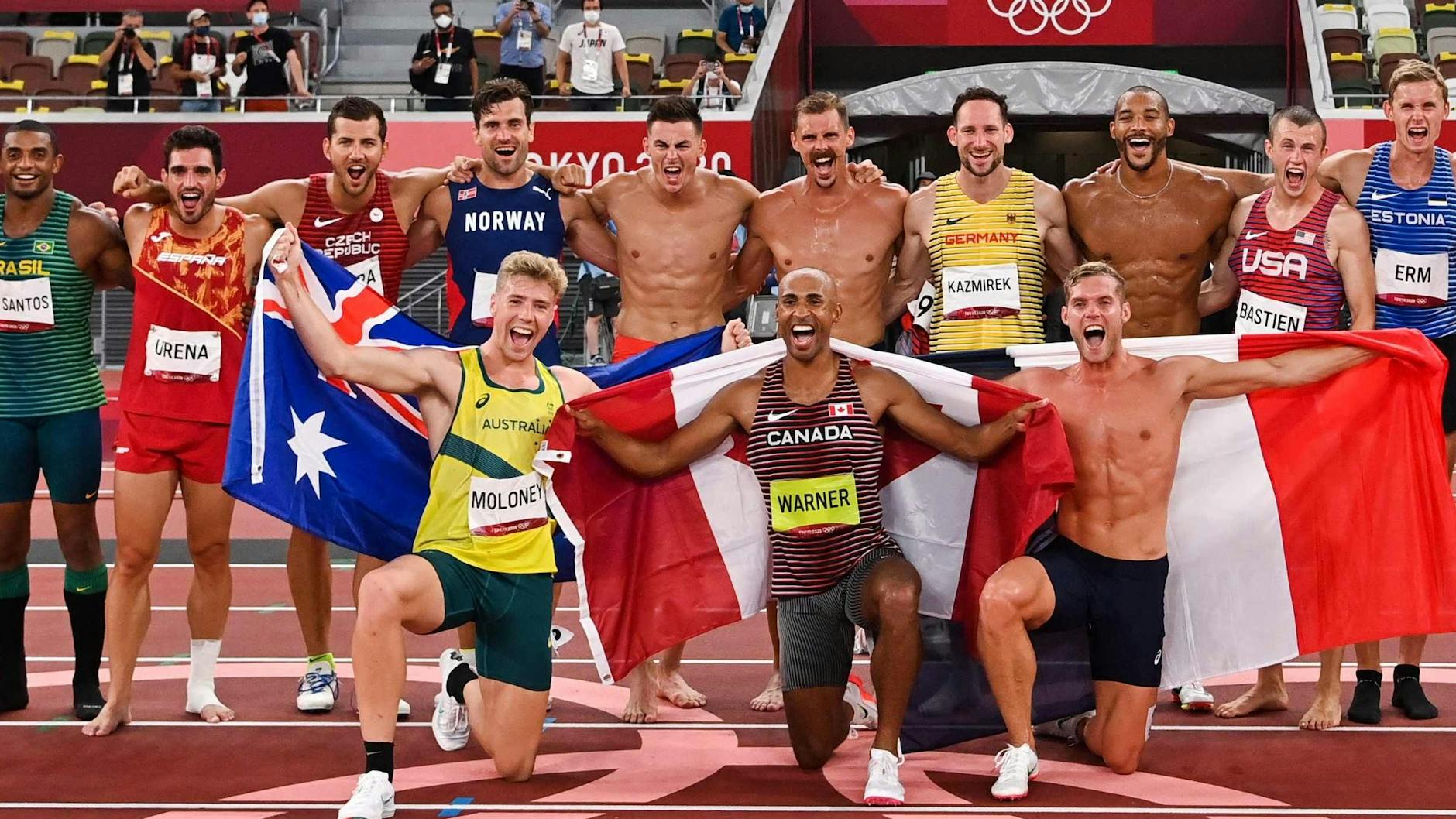 Die Könige der Leichtathletik: Olympiasieger Damian Warner aus Kanada (Mitte) posiert mit seinen Zehnkampfkollegen auf der Tartanbahn des Olympiastadions.