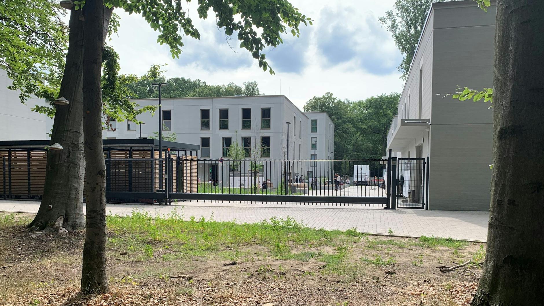 In Wittenau steht die erste Unterkunft für Asylbewerber in Berlin. Im Hintergrund ein Röntgenbus der Charité zur Tbc-Erkennung.