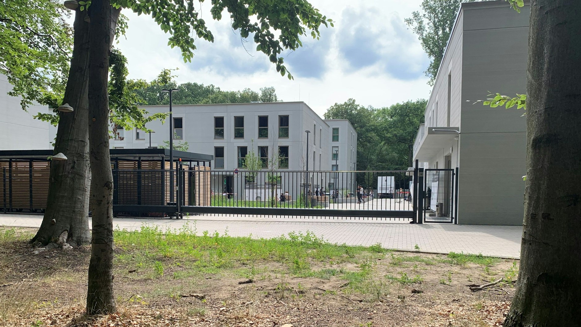 In Wittenau steht die erste Unterkunft für Asylbewerber in Berlin. Im Hintergrund ein Röntgenbus der Charité zur Tbc-Erkennung.