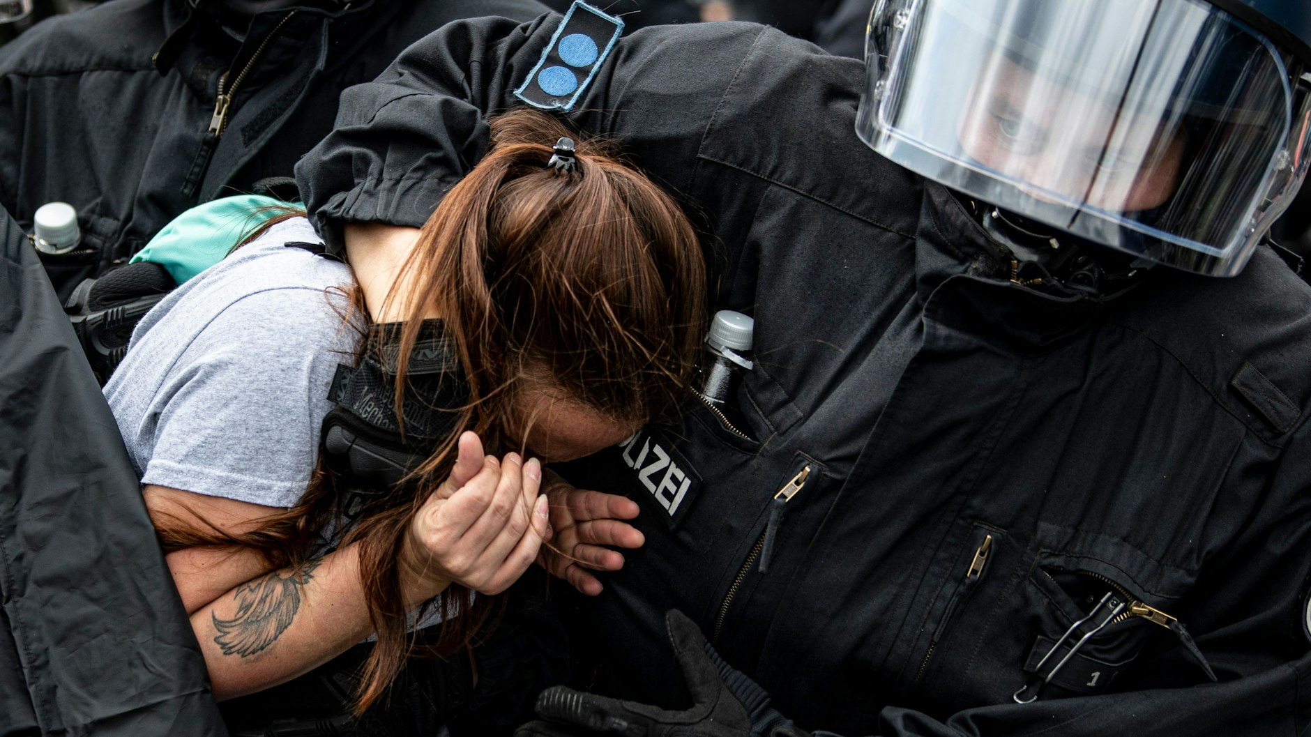 Polizeieinsatz gegen eine Demonstrantin am 1. August 2021 vor der Berliner Siegessäule.