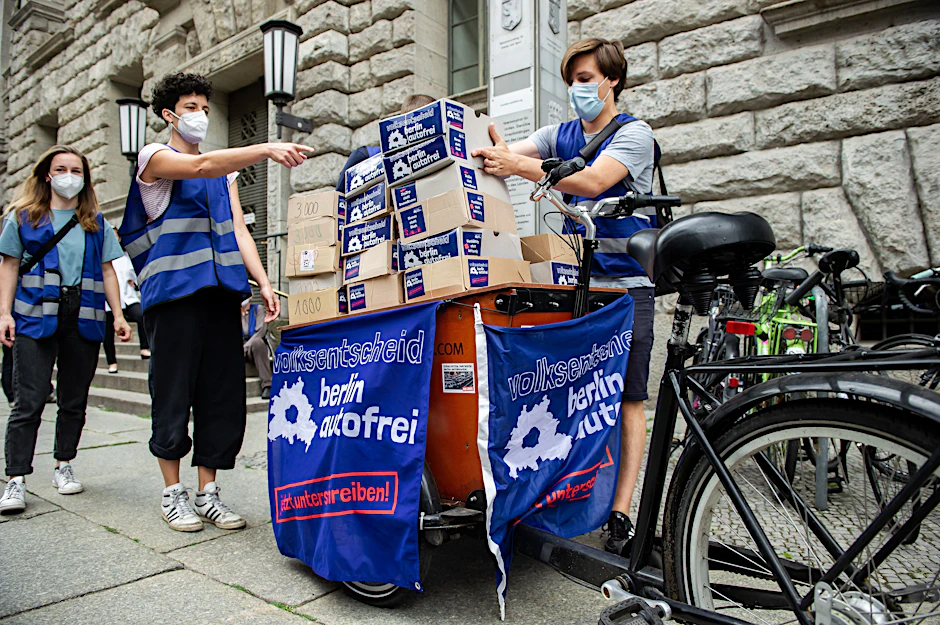 „Die Rakete ist gelandet“: Die mehr als 50.000 Unterschriften wurden stilecht mit einem Lastenrad zur Senatsverwaltung für Inneres zur Klosterstraße nach Mitte gebracht.&nbsp;